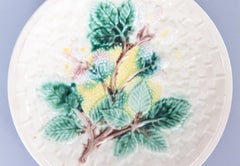 Antico piatto inglese in maiolica con mora e intreccio a canestro