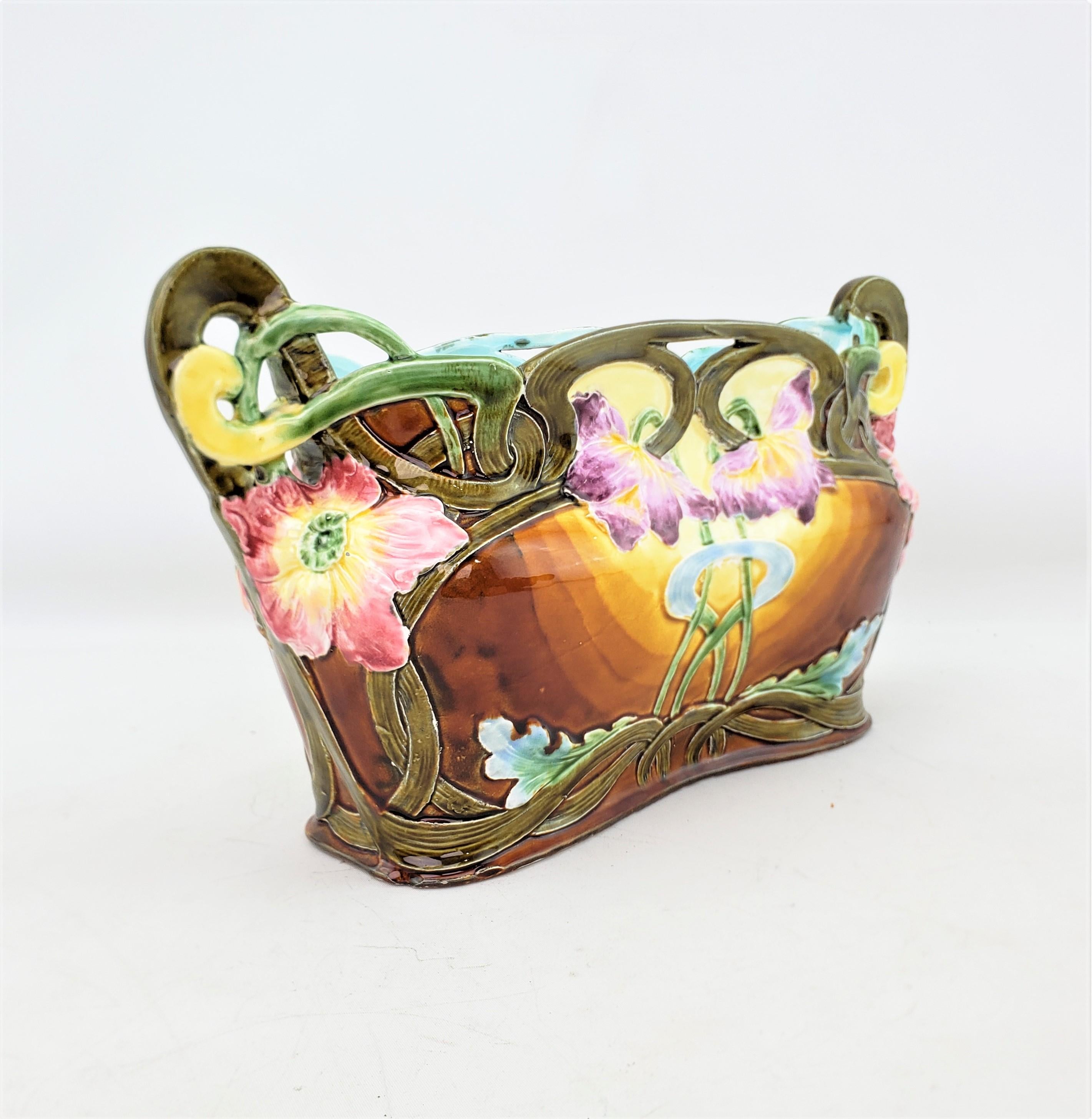 Antikes englisches Majolika-Pflanzgefäß oder Jardiniere mit Blumendekoration (Art nouveau) im Angebot