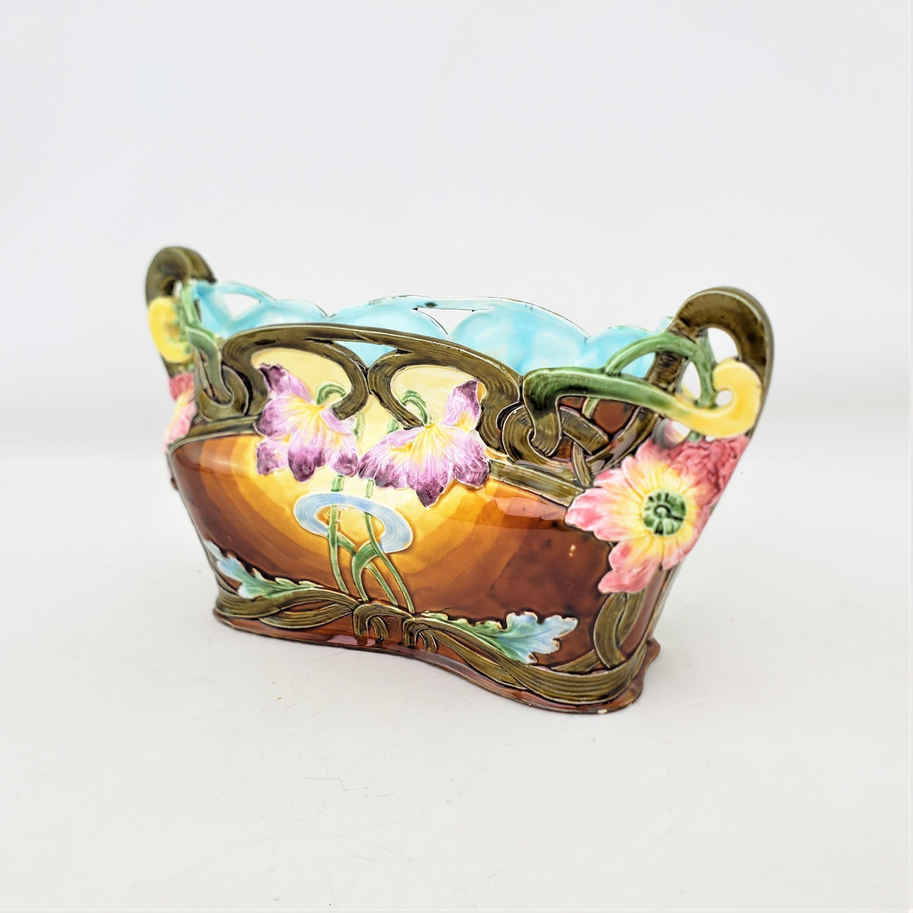 Antique English Majolica Planter or Jardiniere with Floral Decoration In Good Condition For Sale In Hamilton, Ontario