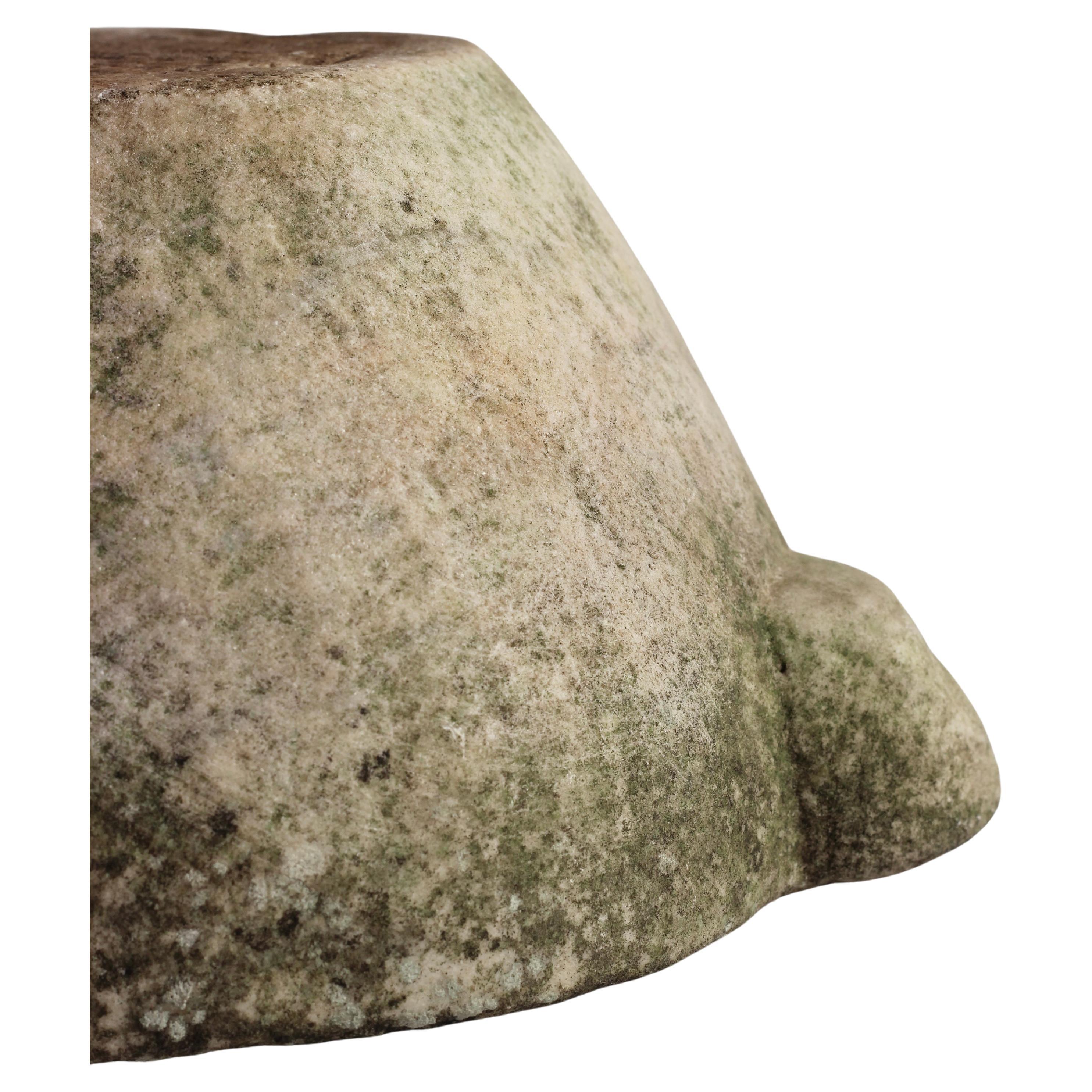 Ancien bol à mortier en marbre anglais - Vase de cuisine et d'apothicaire sculpté à la main

Cet exquis bol à mortier en marbre anglais ancien est un témoignage captivant de la richesse de l'histoire et de l'artisanat de son époque. Sculptée à la