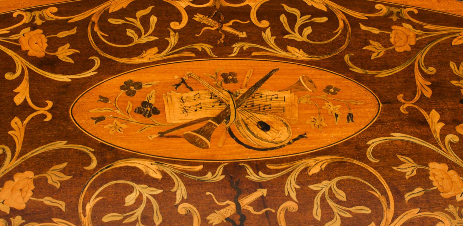 Marqueterie Ancienne table à plateau étagère en marqueterie anglaise, 19ème siècle en vente