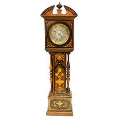 Ancienne horloge de cheminée en bois de rose marqueté et incrusté de marqueterie:: miniature "grand-père" anglaise