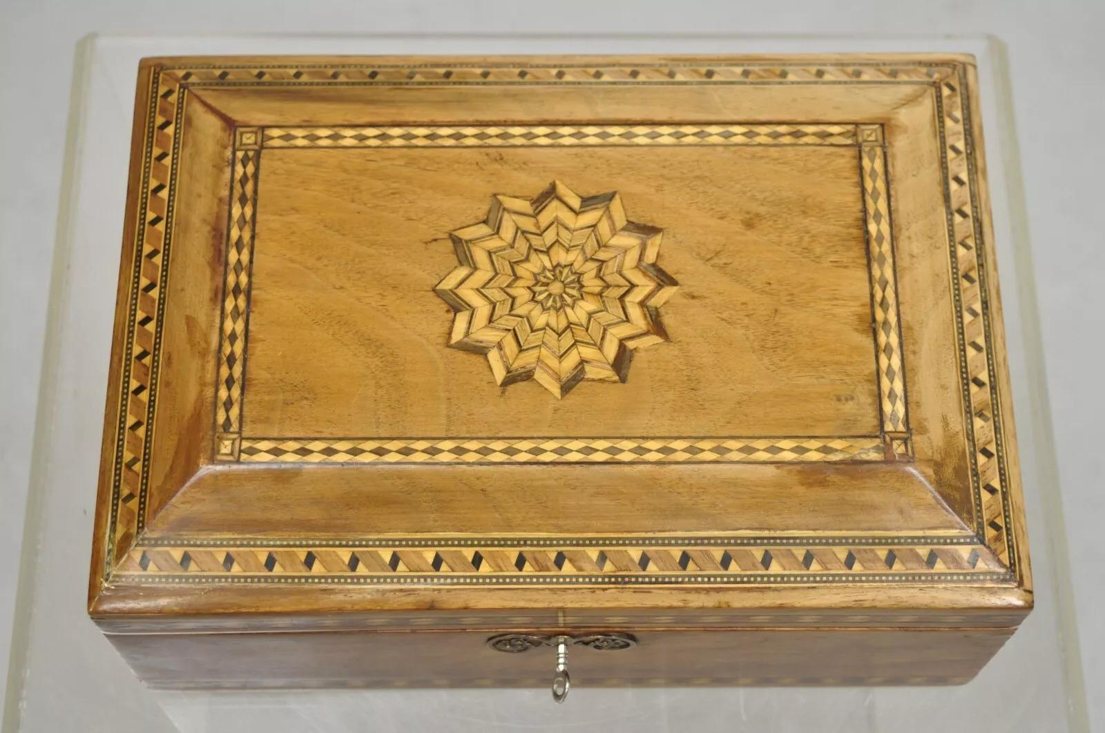 Antica cassetta da tè grande in legno intarsiato inglese rivestita in metallo con serratura e chiave funzionante. Circa alla fine del XIX secolo. Misure: 5,5
