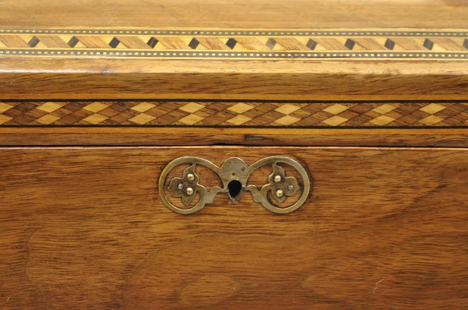 Antico porta tè inglese di grandi dimensioni in legno intarsiato e foderato in una scatola da tavolo in metallo In condizioni buone in vendita a Philadelphia, PA