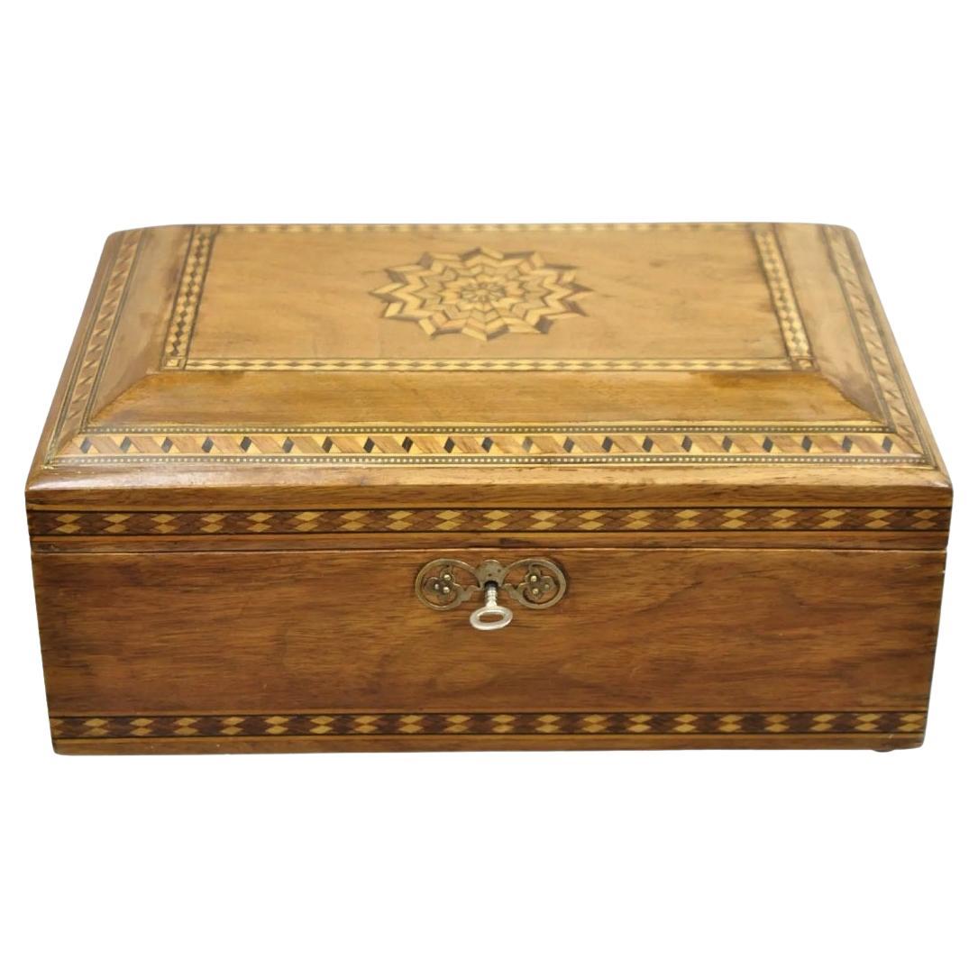 Antigua Caja de Té Inglesa de Marquetería con Incrustaciones de Madera Forrada de Metal