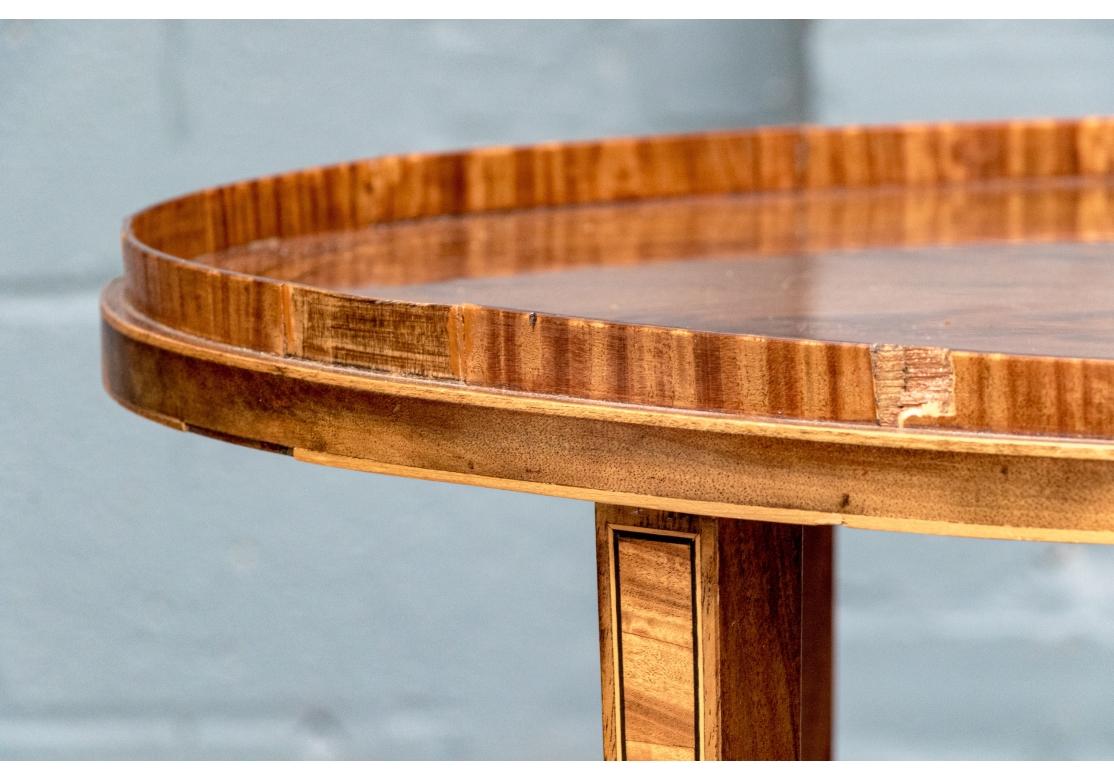 Ancienne table à thé ovale à deux plateaux en marqueterie anglaise C.1890 à restaurer en vente 3