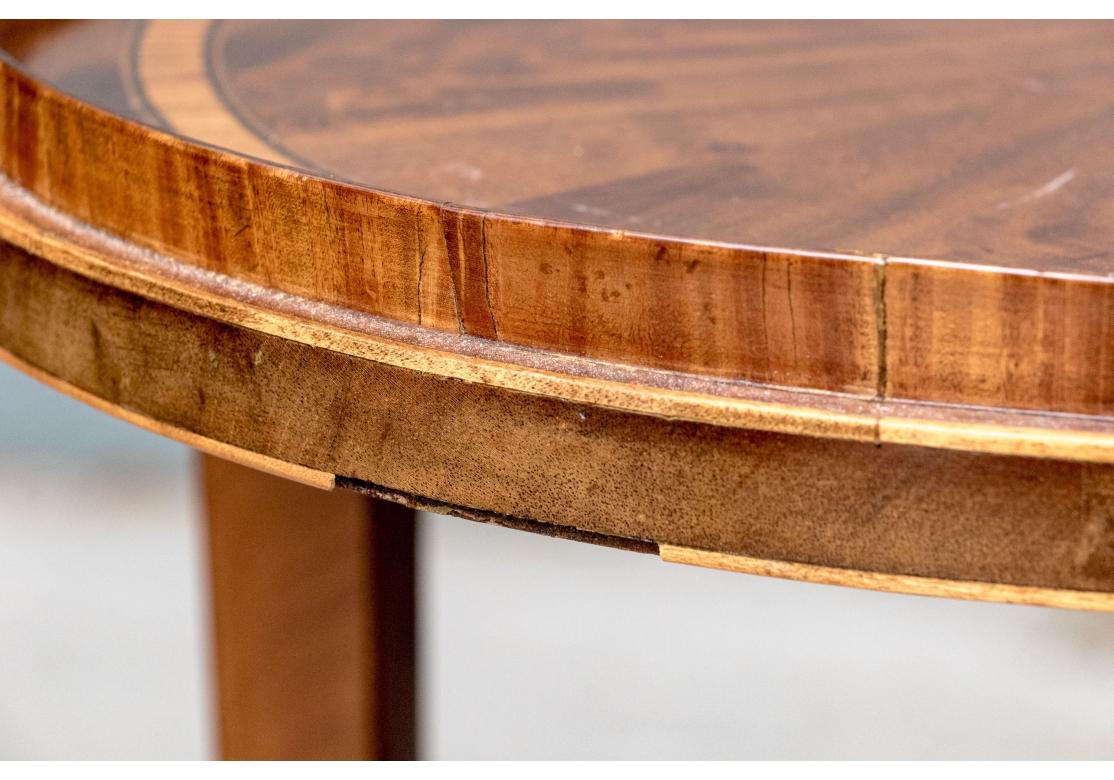 Ancienne table à thé ovale à deux plateaux en marqueterie anglaise C.1890 à restaurer en vente 7