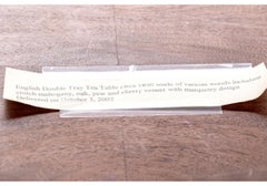 Ancienne table à thé ovale à deux plateaux en marqueterie anglaise C.1890 à restaurer