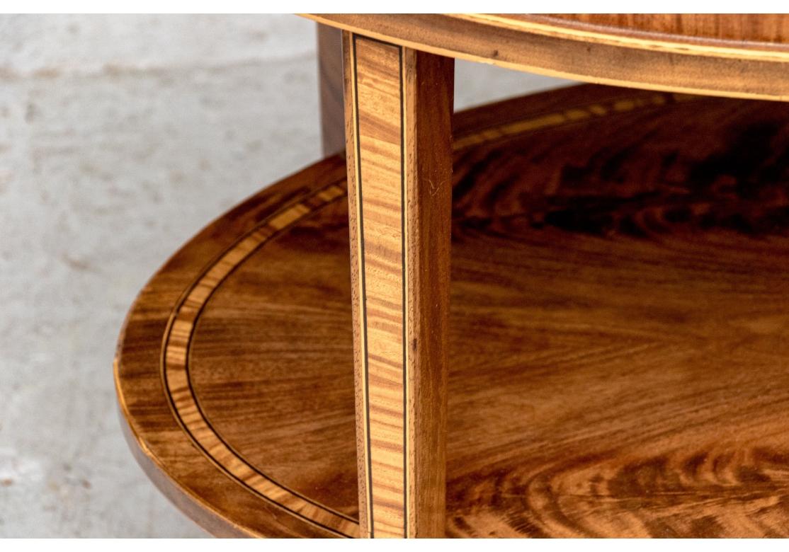 Anglais Ancienne table à thé ovale à deux plateaux en marqueterie anglaise C.1890 à restaurer en vente