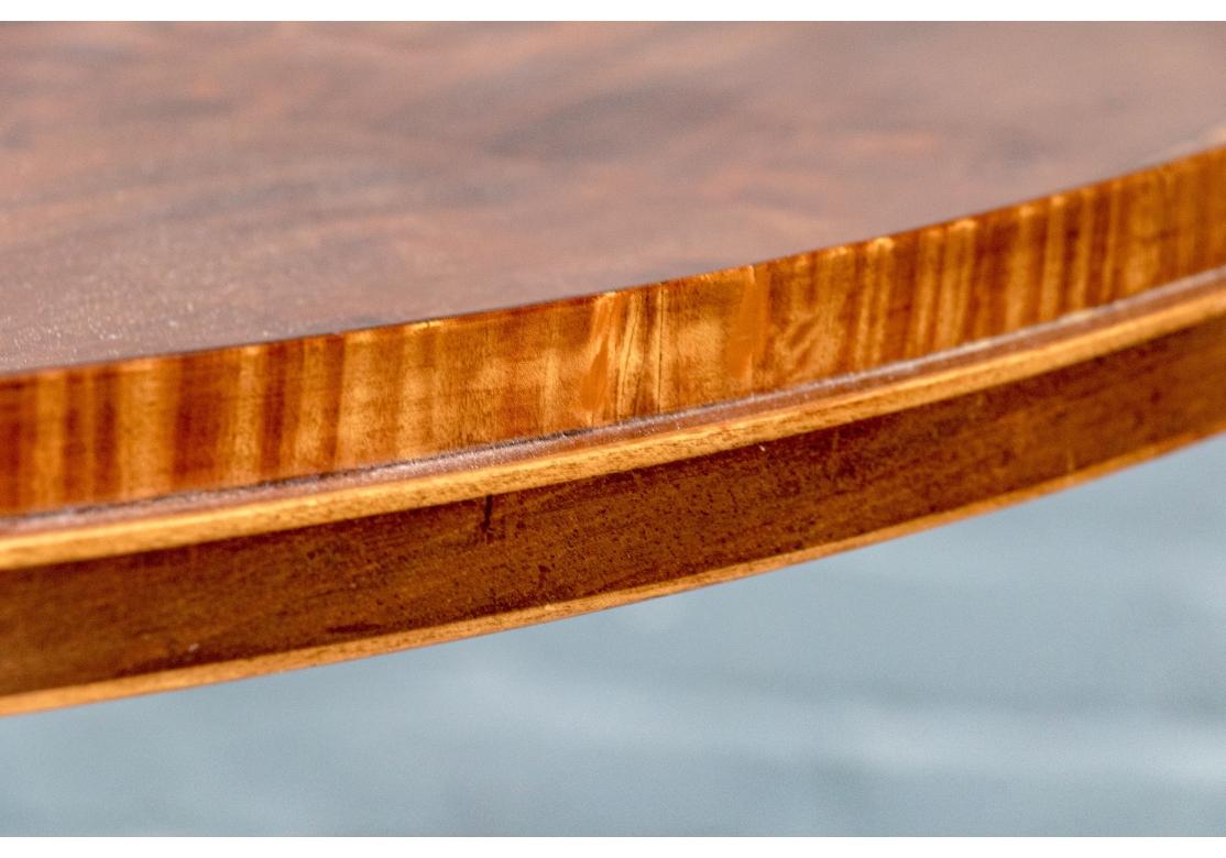 Incrusté Ancienne table à thé ovale à deux plateaux en marqueterie anglaise C.1890 à restaurer en vente