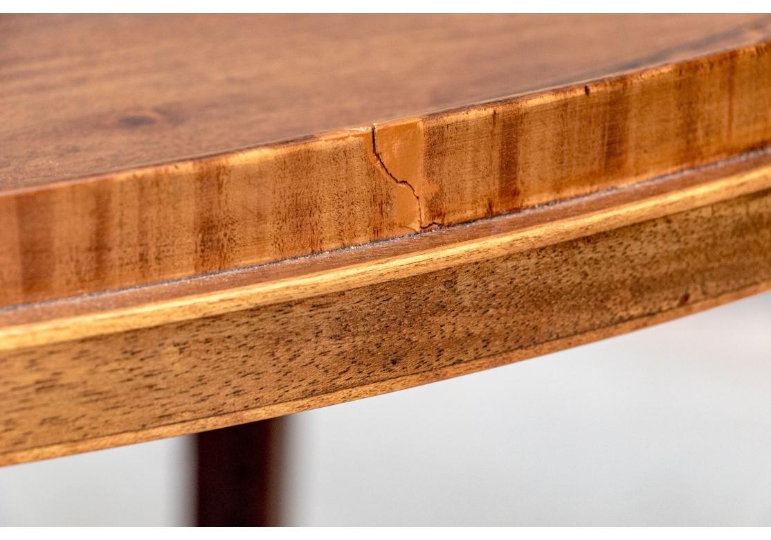 Ancienne table à thé ovale à deux plateaux en marqueterie anglaise C.1890 à restaurer Abîmé - En vente à Bridgeport, CT