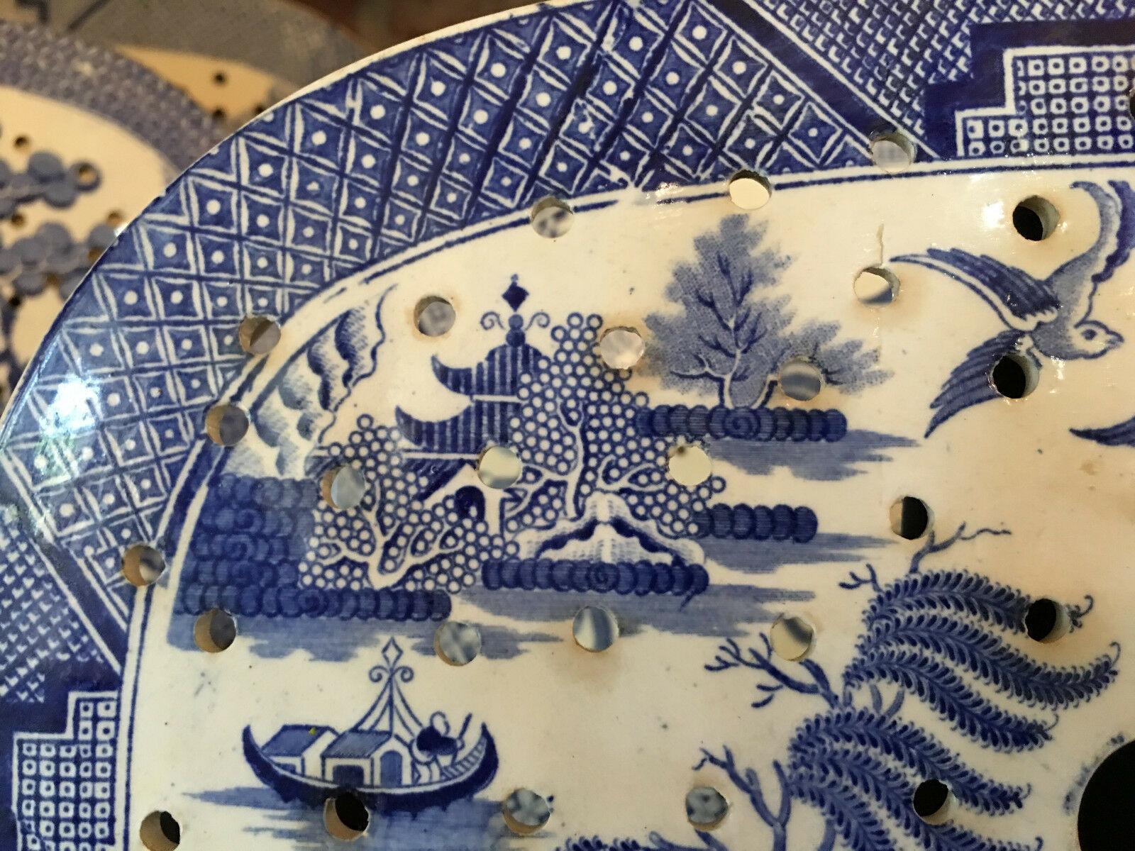 Antique English Meat Platter Drainer Blue Willow Transferware Oval Plateau #10 In Good Condition In Shreveport, LA