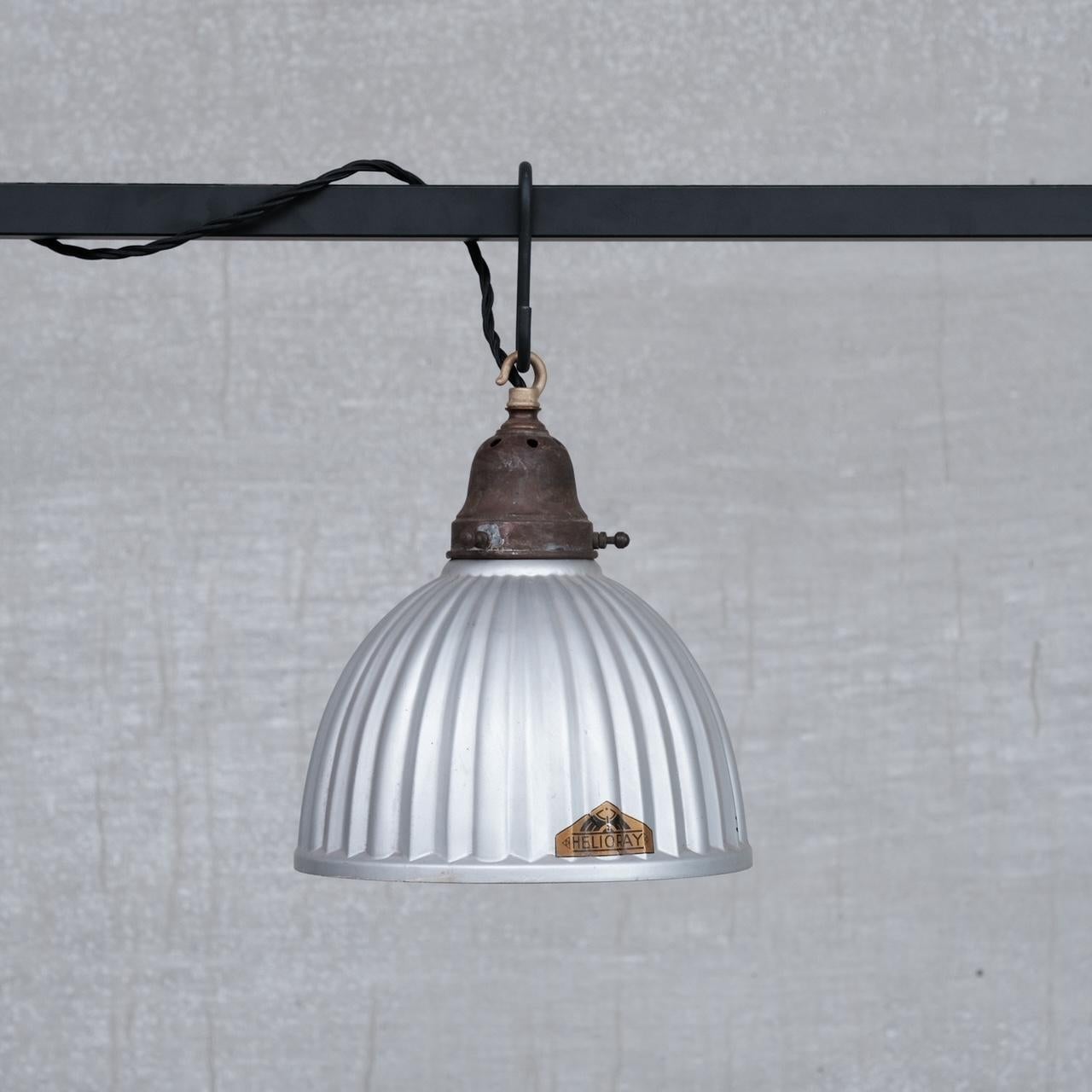 Une série de luminaires suspendus anglais. 

Angleterre, années 1930. 

Abat-jour en verre au mercure. 

Évalué et vendu à l'unité.

Recâblage et test PAT. 

Emplacement : Belgique Galerie. 

Dimensions : 21.5 diamètre x 25,5 hauteur en