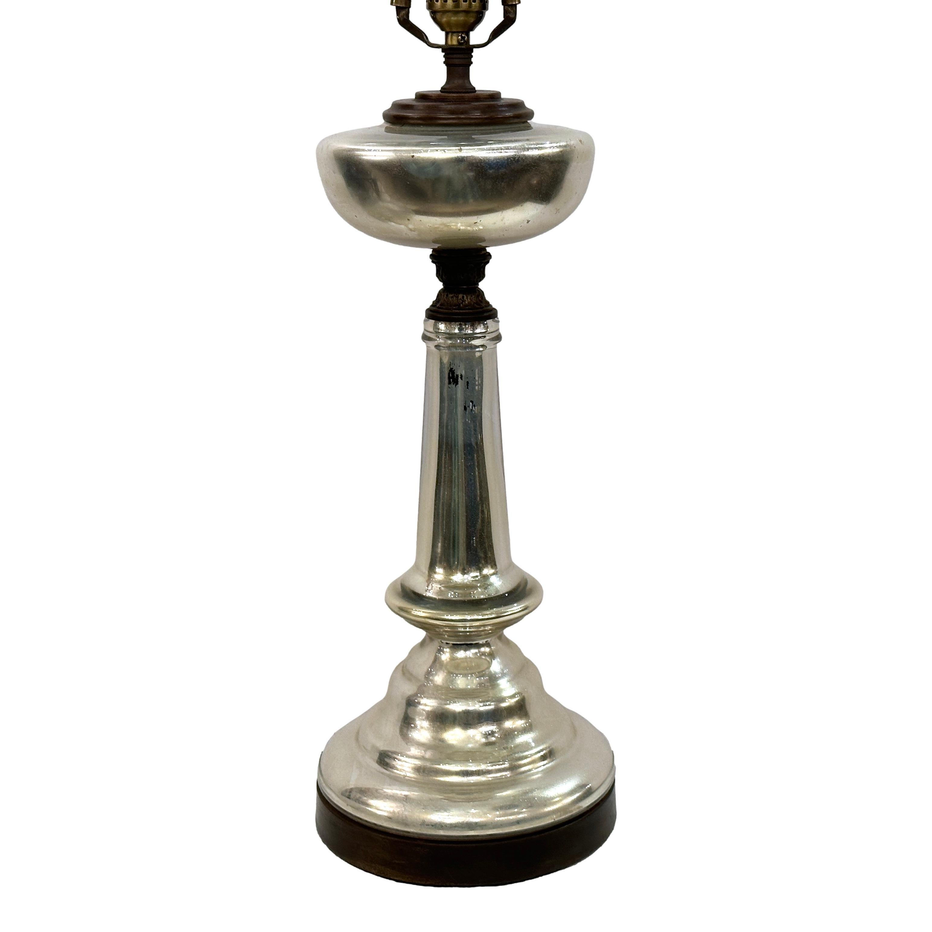 Lampe de table anglaise en verre au mercure datant des années 1920.

Mesures :
Hauteur du corps : 19
Hauteur jusqu'à l'appui de l'abat-jour : 28
