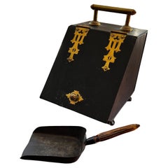 Antico scuttle inglese in metallo e ottone con pala con manico in osso