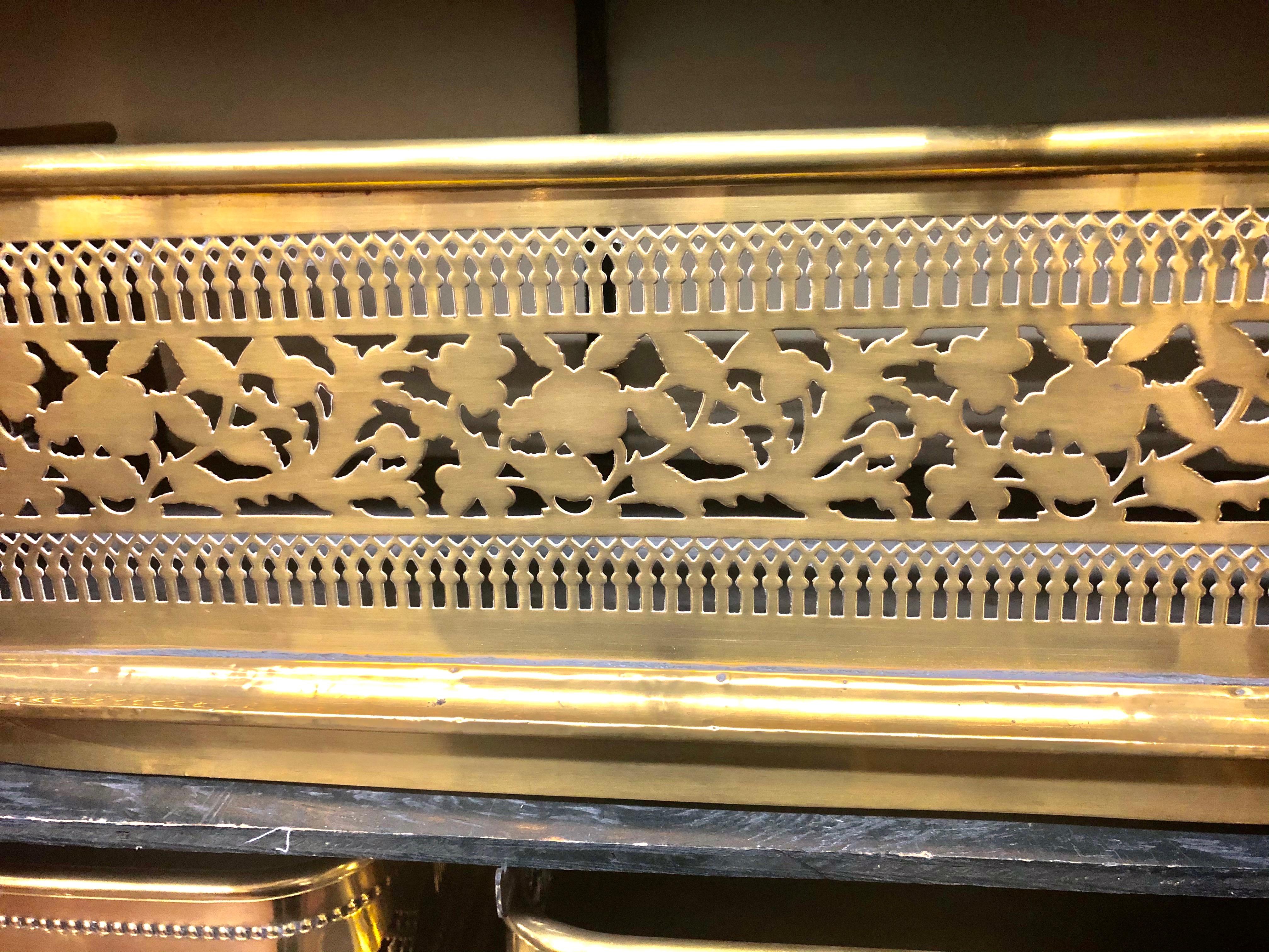 Wonderful late Geo. IV pierced brass fireplace fender with leaf and ivy pierced motif.
Beautiful condition.