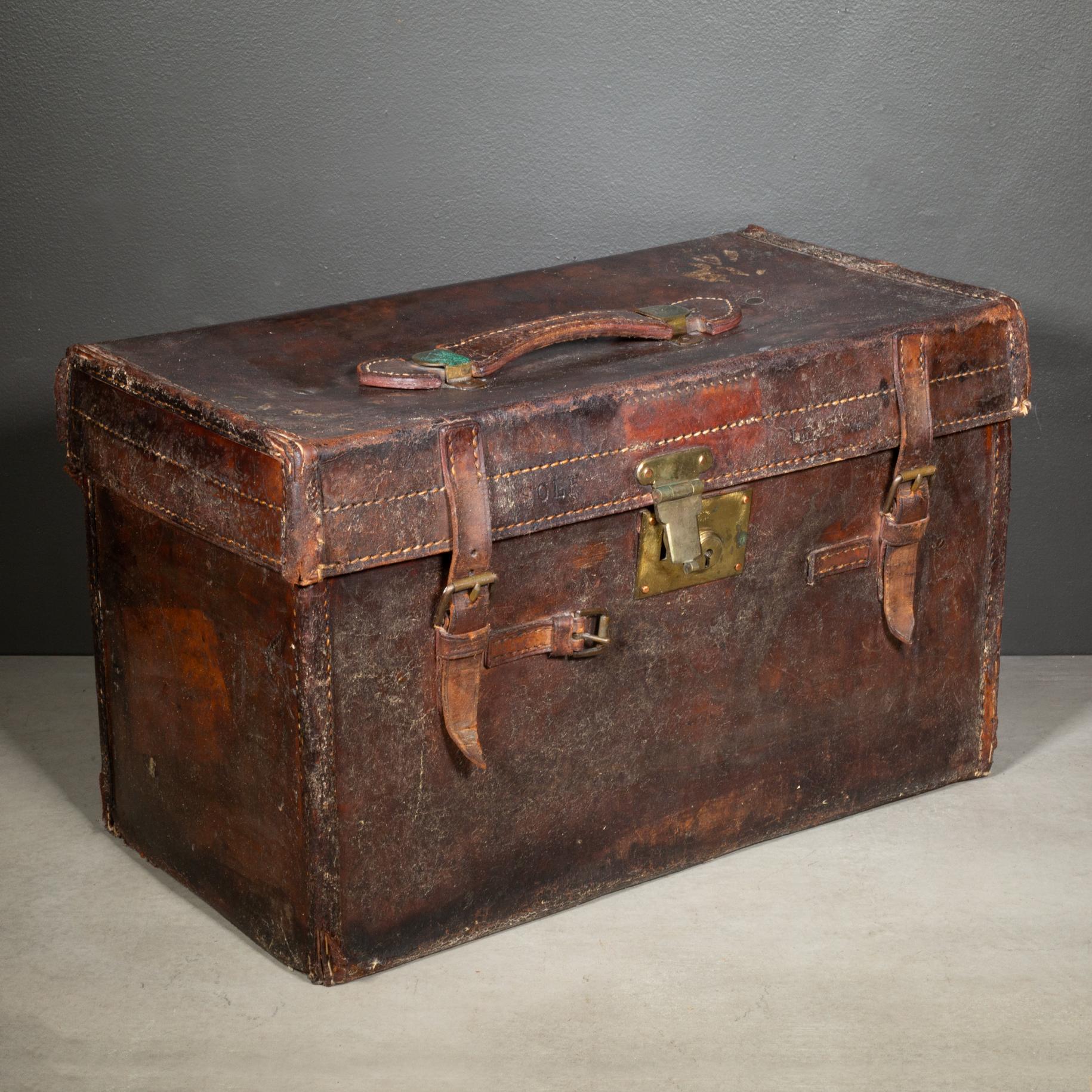CIRCA

Antico baule da campo militare inglese. Pelle con accenti in ottone, serrature in ottone e piedini in ottone. Stampigliato 