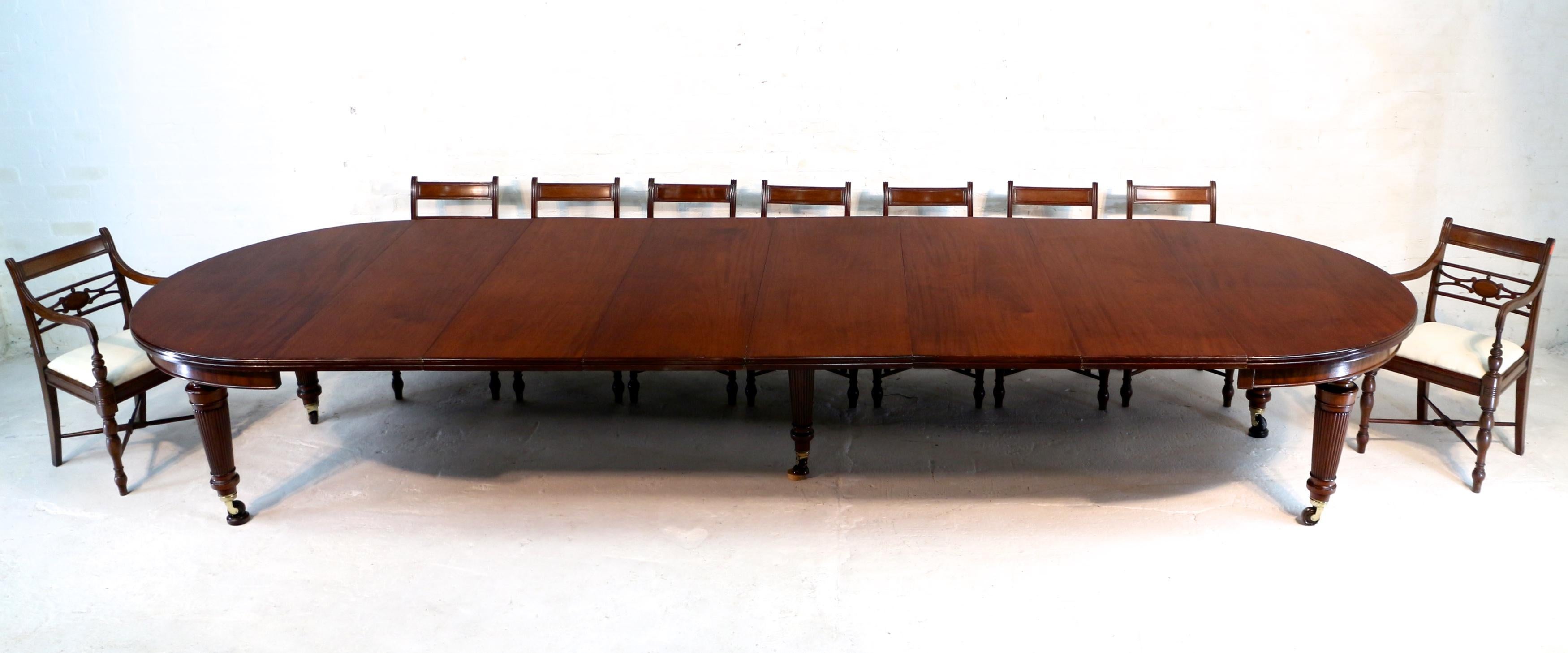 Antique English Military Campaign Mahogany Extending Dining Table & 6 Leaves In Good Condition In Glasgow, GB