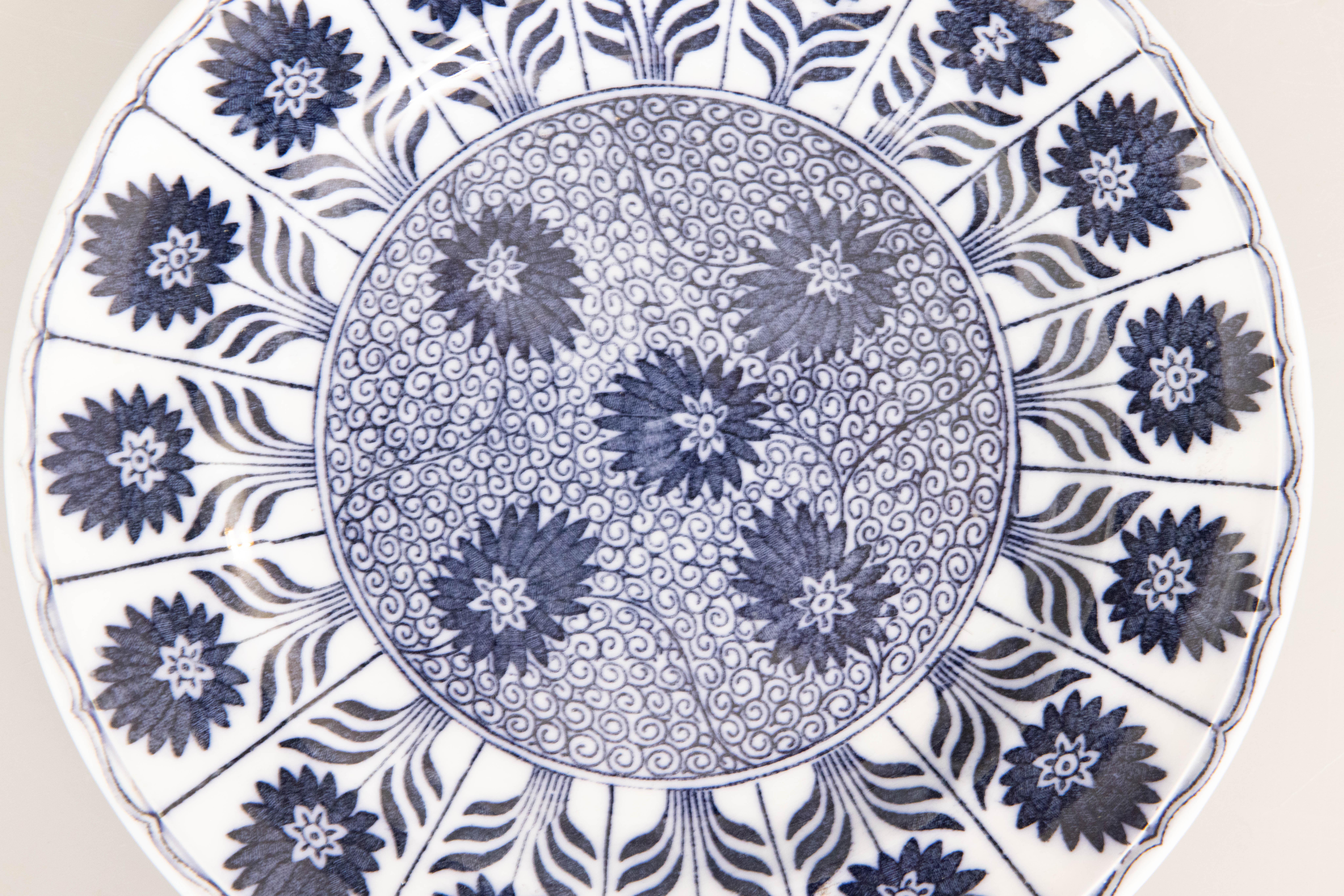 Ravissante assiette florale en porcelaine de transfert bleue de Minton, vers 1880. Marque du fabricant au revers. Minton était une importante fabrique anglaise de poterie et de porcelaine créée par Thomas Minton en 1793 à Stoke-upon-Trent, dans le