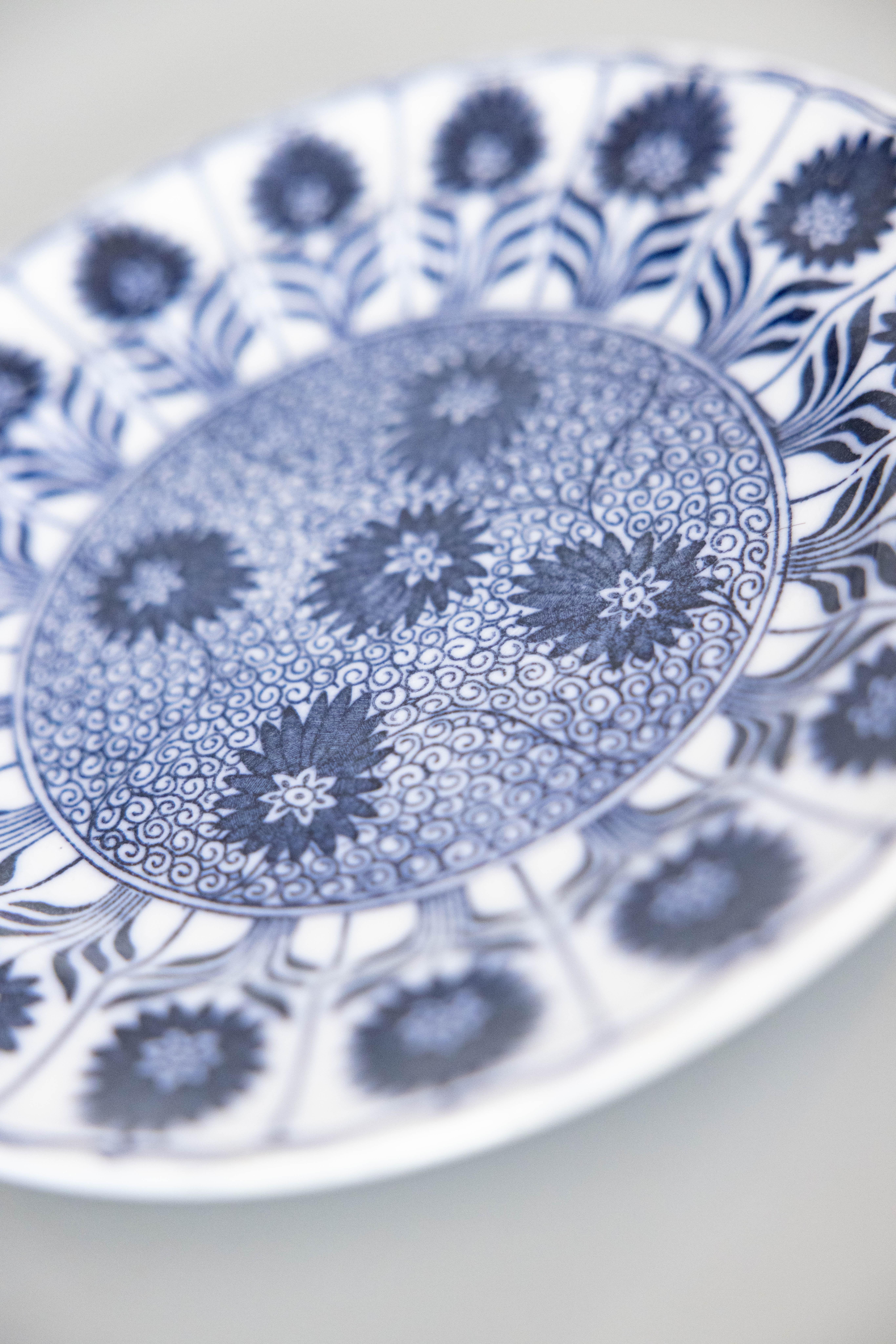 Anglais Ancienne assiette en porcelaine à fleurs Minton Flow Blue Transferware anglaise, vers 1880 en vente