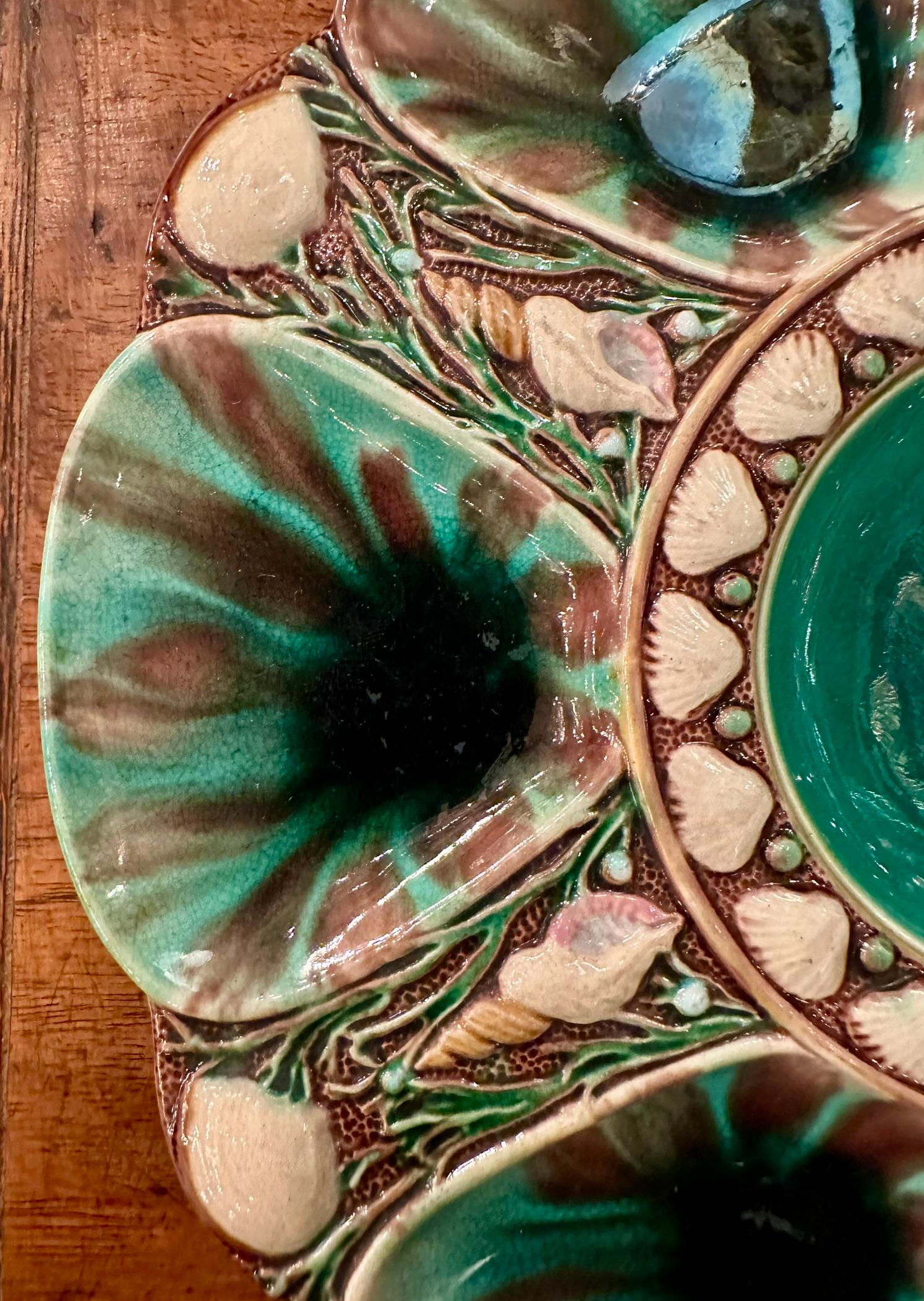 Raro piatto da ostrica in porcellana inglese Minton Majolica Greene & Greene, CIRCA 1875.
Firmato 