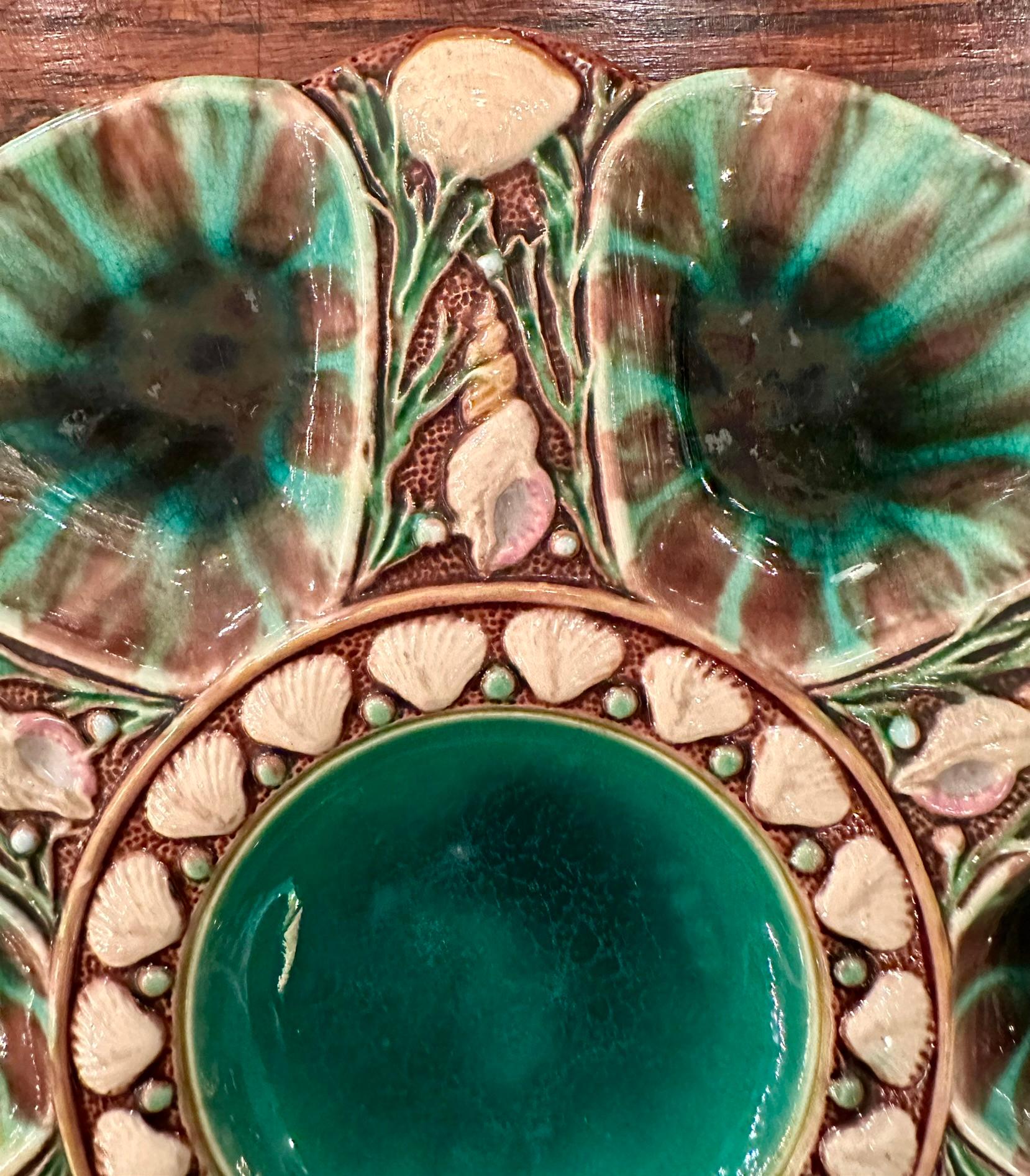 Inglese Antico piatto da ostrica in porcellana inglese Minton Majolica Greene & Greene, 1875 ca. 1875 in vendita