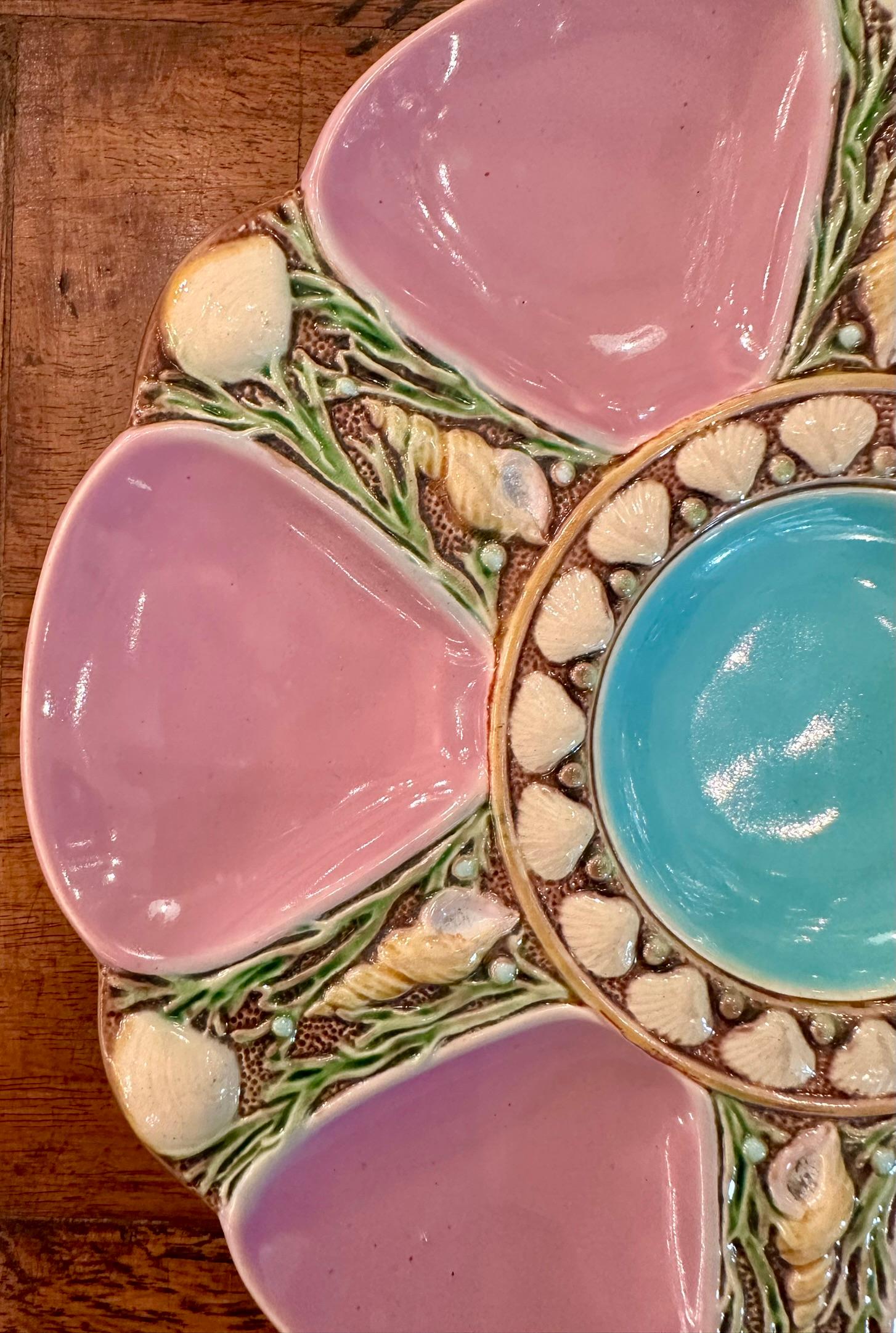 Raro piatto da ostrica in maiolica inglese rosa e blu di Minton, CIRCA 1865.  Design conchiglia modellato