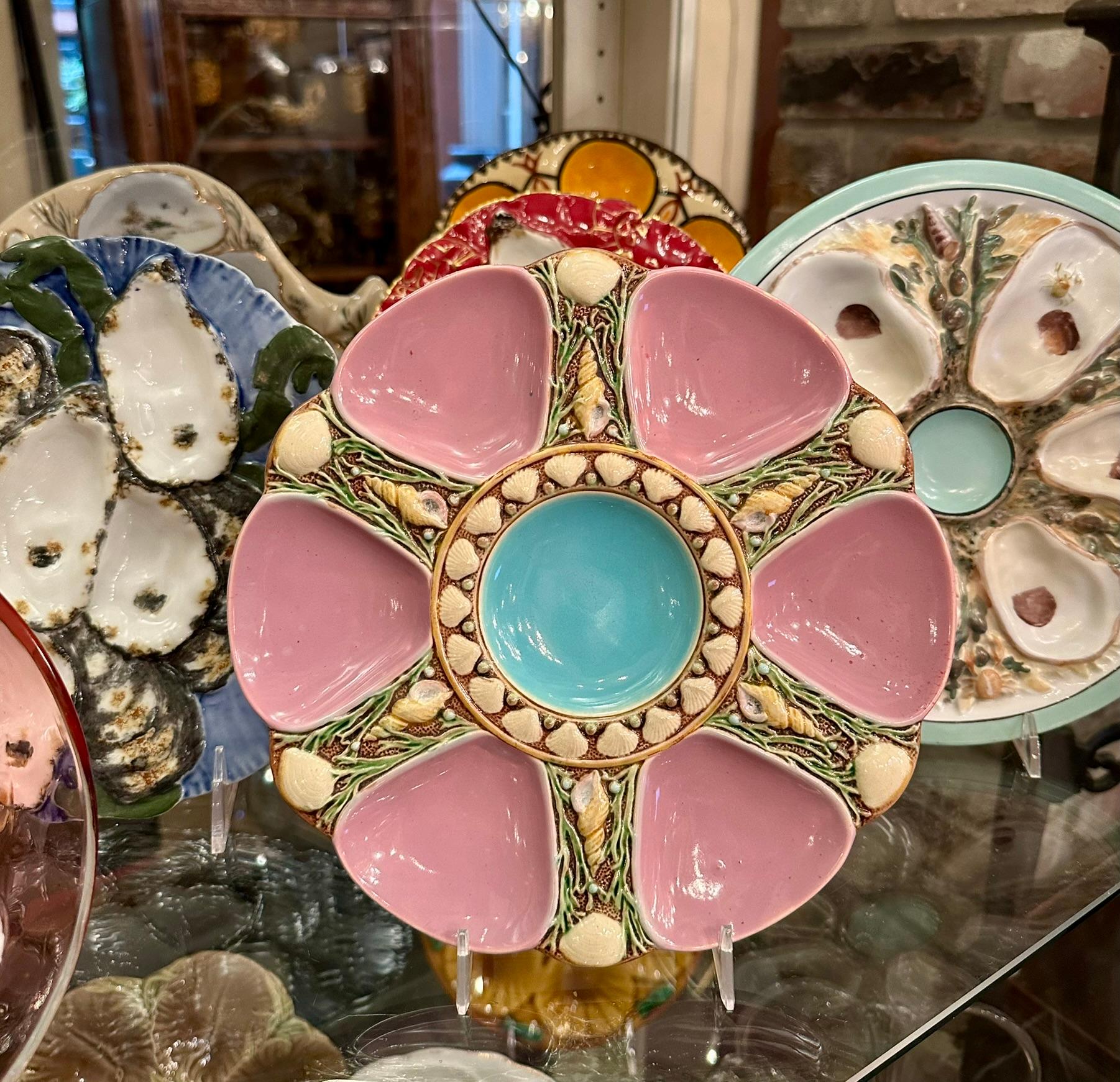 Antico piatto da ostrica in maiolica inglese Minton rosa e blu CIRCA 1865 in vendita 2