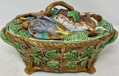 Antica zuppiera inglese in maiolica di Minton con figura di anatra e coniglio, 1890 ca. 1890