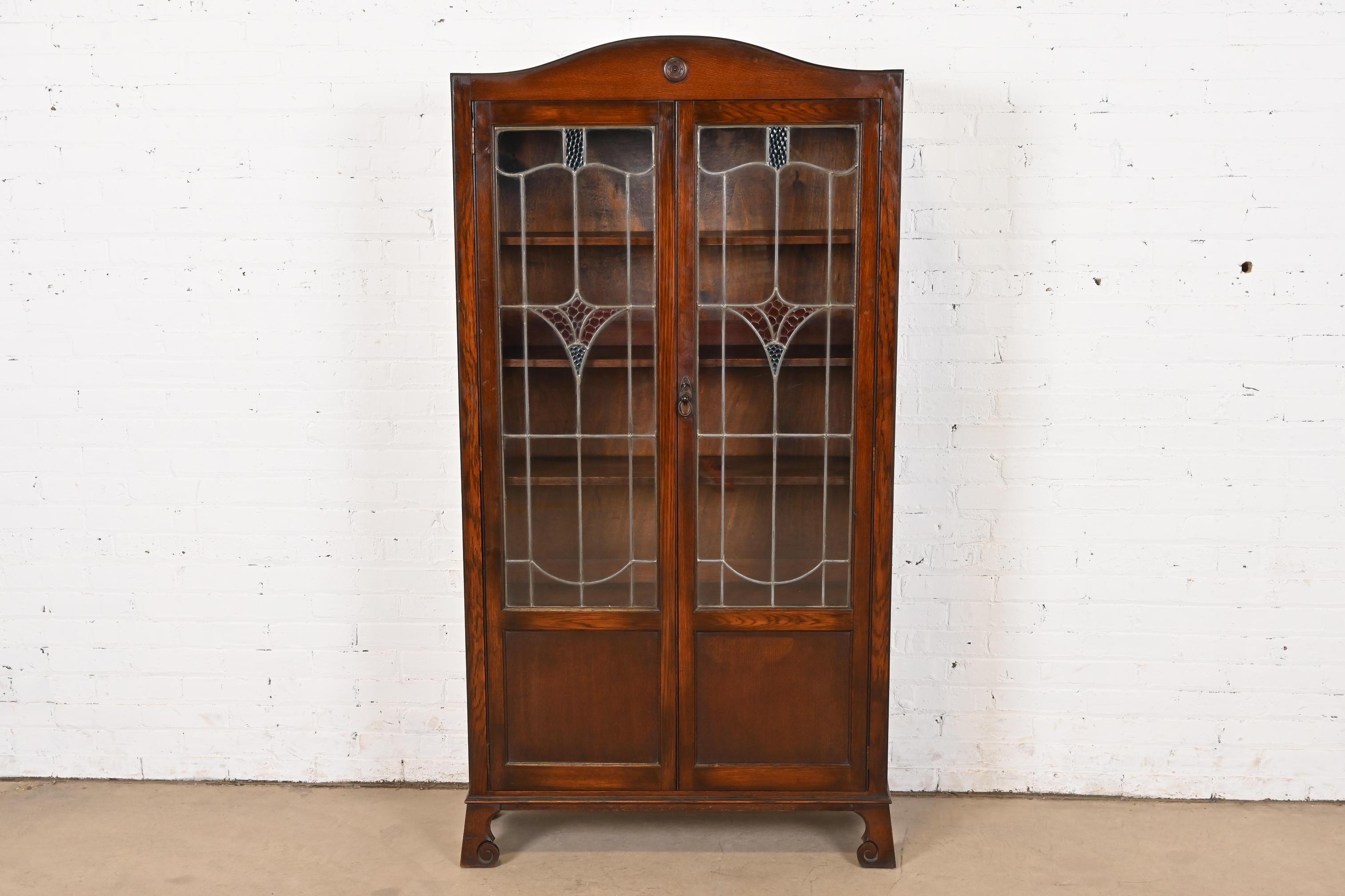 Antique English Mission Oak Arts & Crafts Bookcase W/ Stained Leaded Glass Doors In Good Condition In South Bend, IN