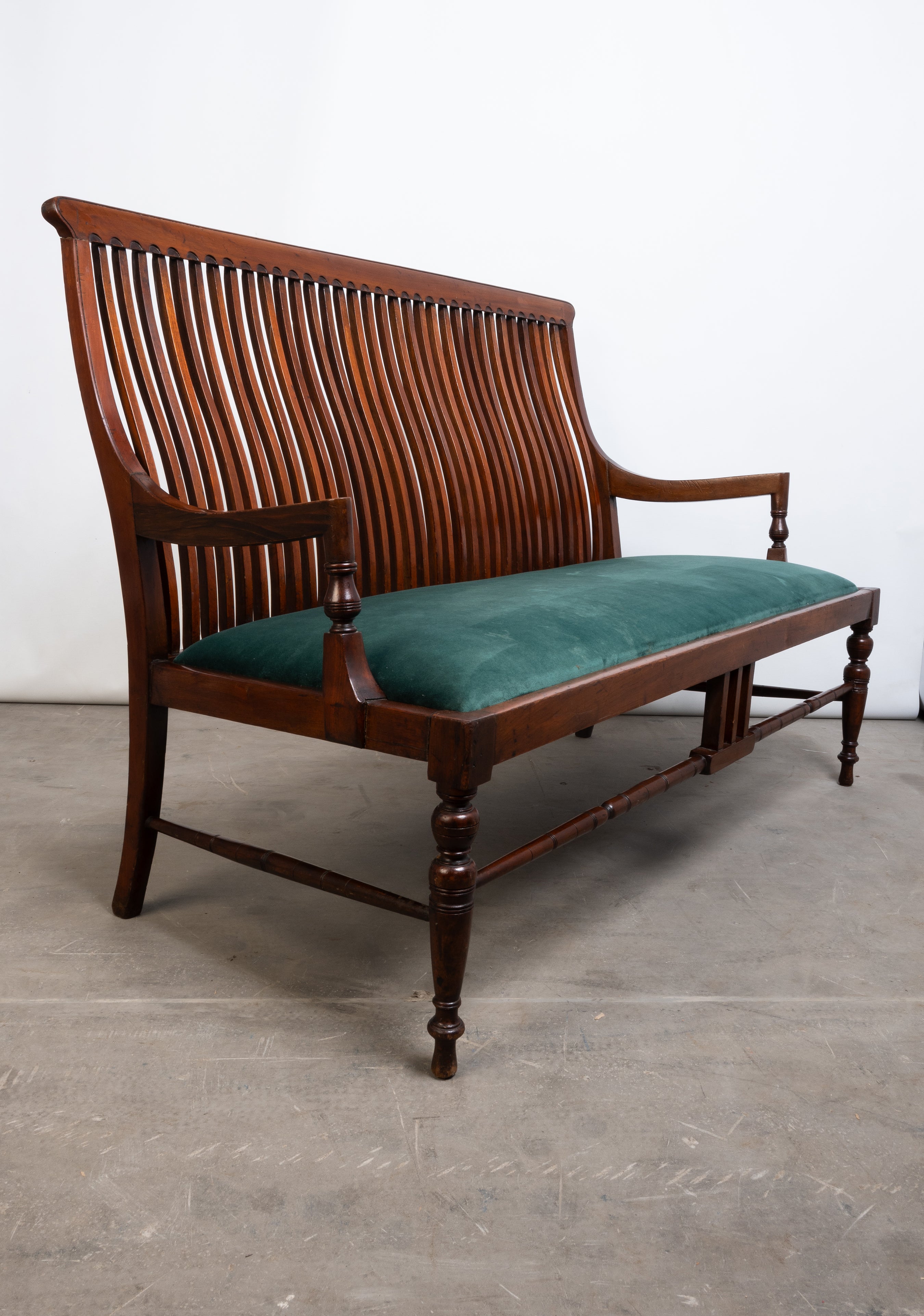 Antike englische Arts And Crafts Mahagoni-Sofa C.1890
Zuschreibung an Morris & Co. London, England.
In sehr gutem, dem Alter entsprechendem Zustand.
Leicht zu beziehender Einklappsitz.