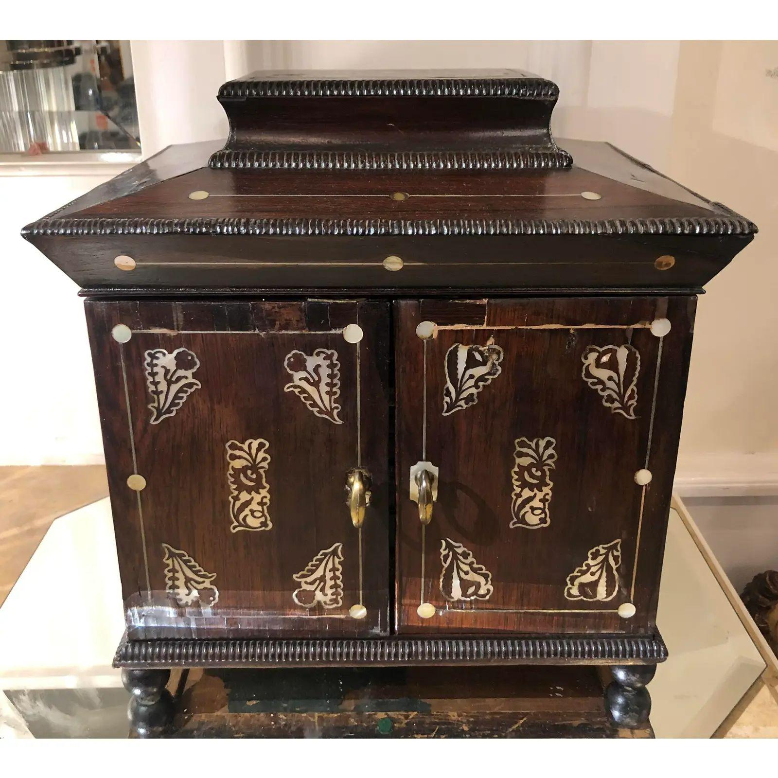 Antiguo mueble de sobremesa inglés con incrustaciones de nácar Joyero con escritorio abatible siglo XIX en venta