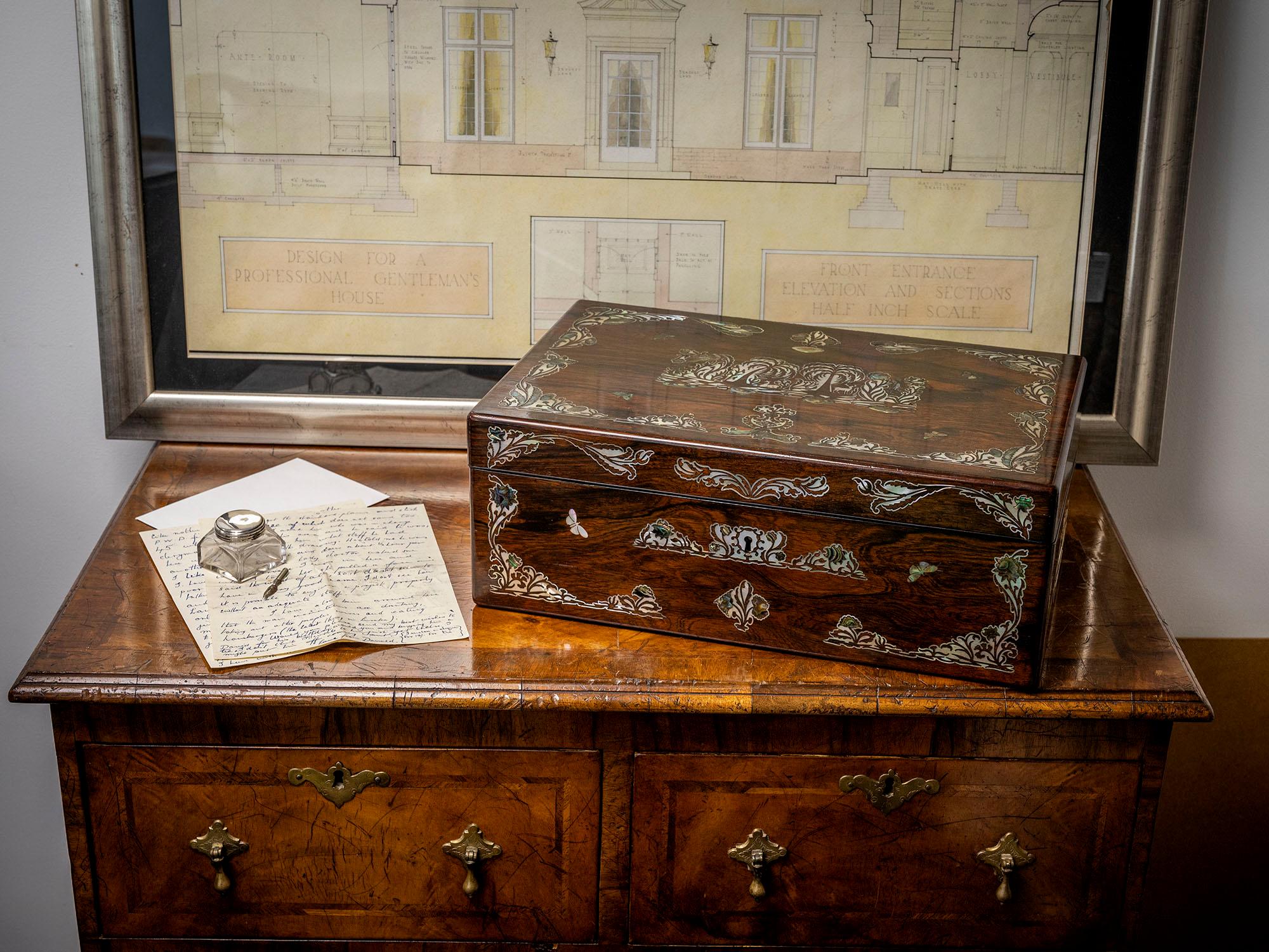 Sicherlich Hausburg zuzuschreiben

Wir freuen uns, Ihnen diese antike viktorianische Schreibbox aus unserer Collection'S anbieten zu können, die der Firma Hausburg zugeschrieben wird. Die rechteckige Schreibschachtel aus Palisanderholz ist mit
