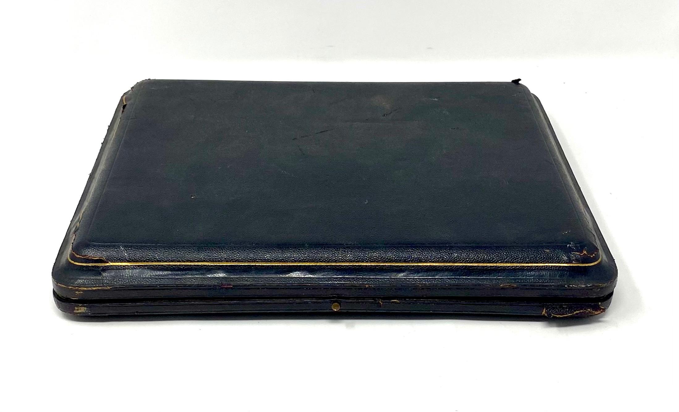 Antiguo servicio de postres inglés de nácar, plata de Sheffield y Ormolu en caja original, hacia 1870.

 