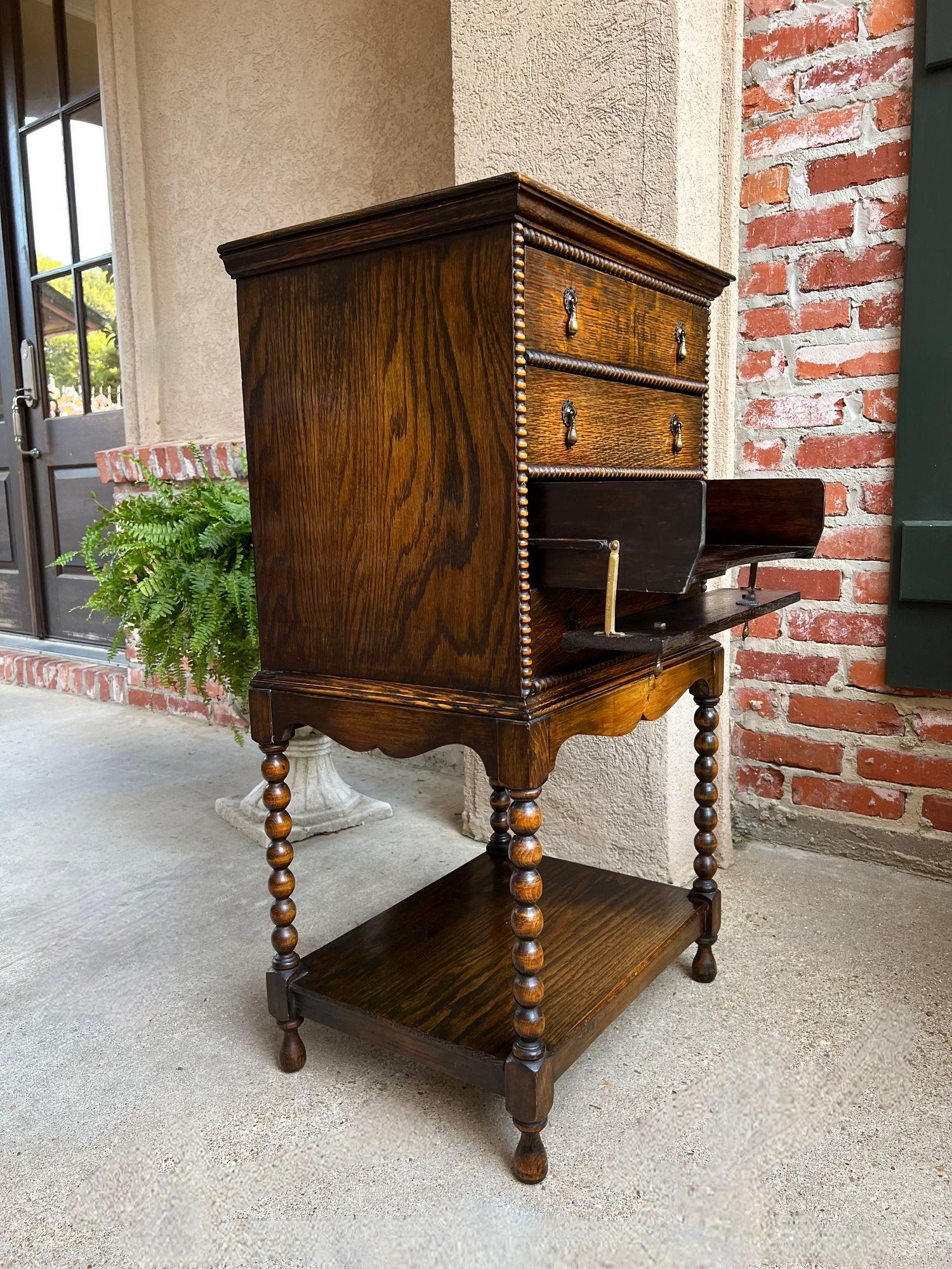 Ancienne armoire à musique anglaise, dossier de bureau, petite table d'appoint Jacobean, chêne tigré Bon état - En vente à Shreveport, LA