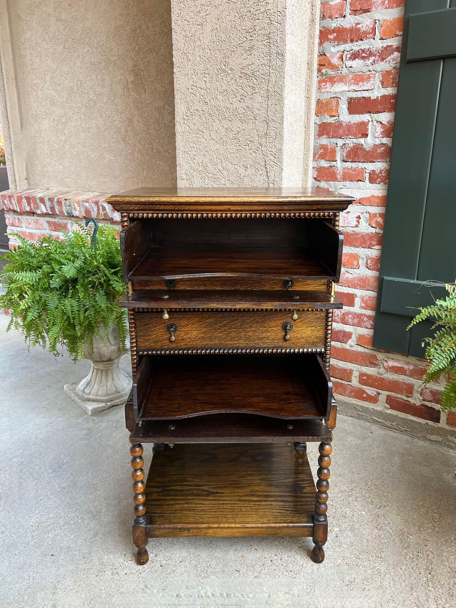 Début du 20ème siècle Ancienne armoire à musique anglaise, dossier de bureau, petite table d'appoint Jacobean, chêne tigré en vente