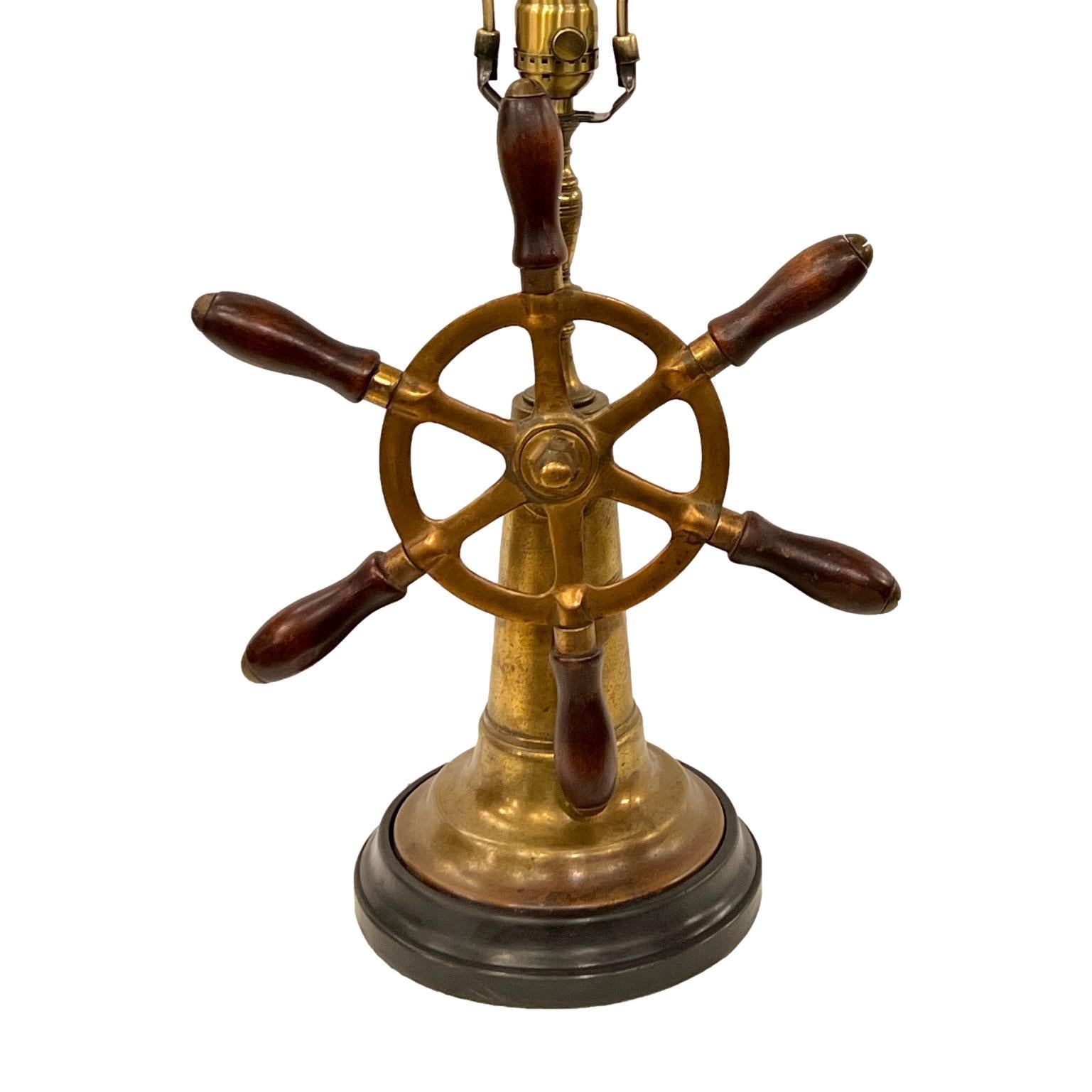Une seule lampe de table anglaise en bois et laiton datant d'environ 1900, avec patine d'origine.

Mesures :
Hauteur du corps : 15
Hauteur jusqu'au support de l'abat-jour : 24