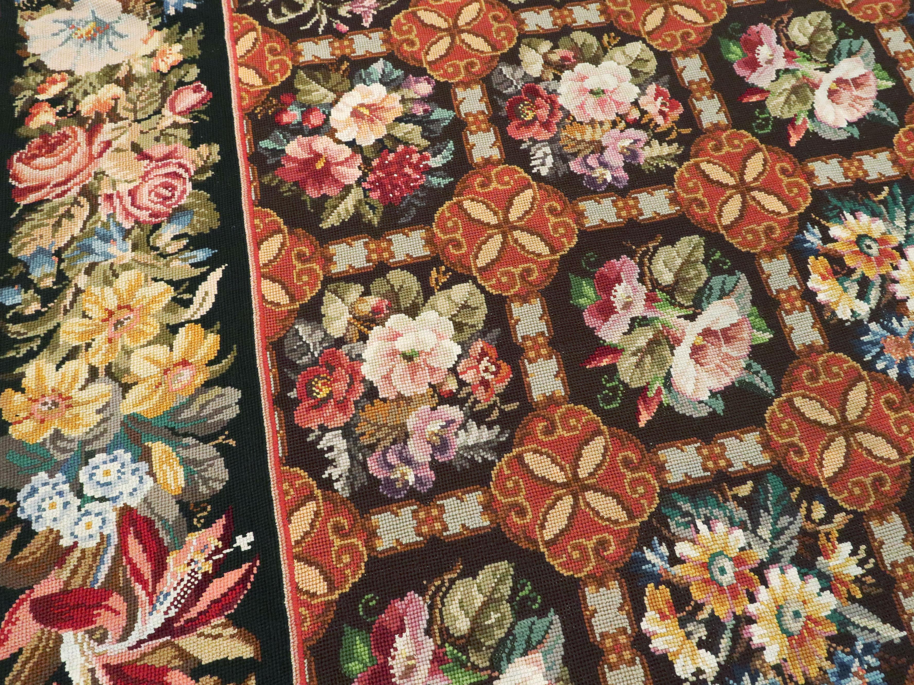 Antiker englischer Gobelinstickerei-Teppich im Zustand „Hervorragend“ im Angebot in New York, NY