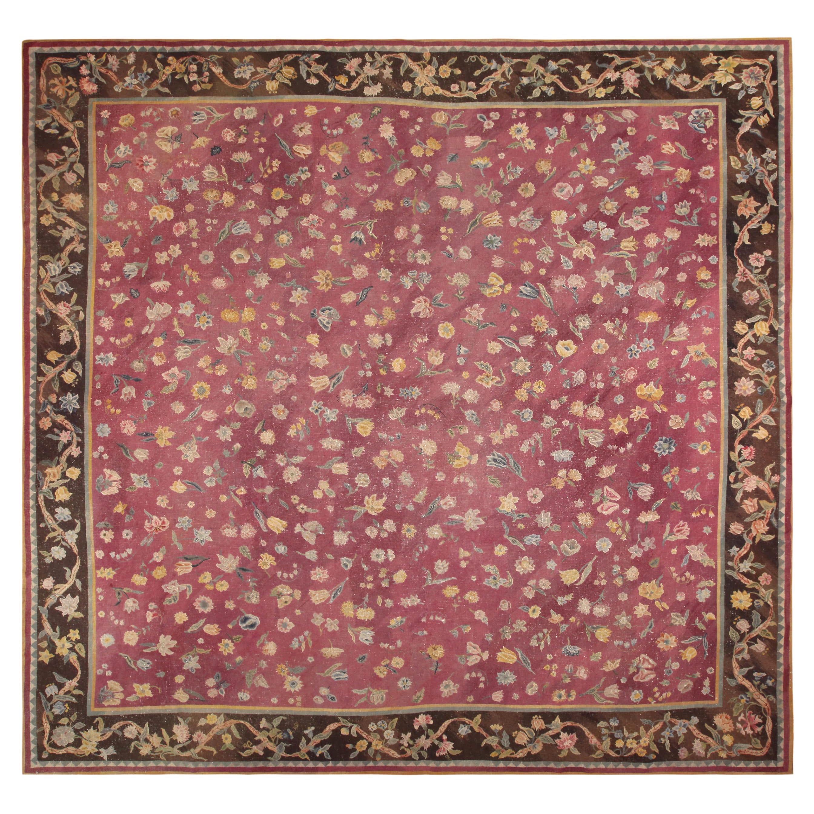 Tapis anglais ancien en broderie à l'aiguille. 14 pieds 3 po. x 14 pieds 8 po. en vente