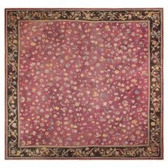 Tapis anglais ancien en broderie à l'aiguille. 14 pieds 3 po. x 14 pieds 8 po.