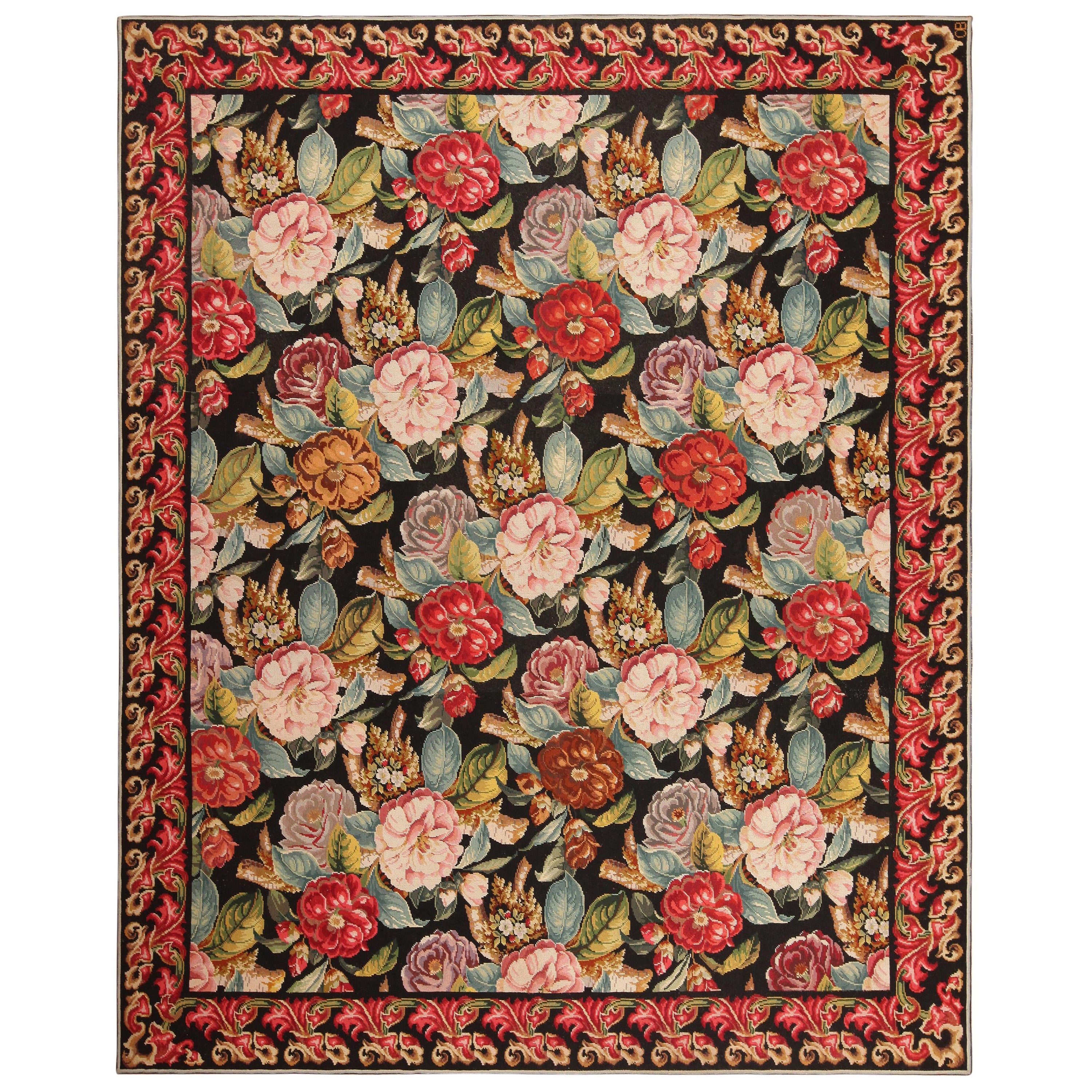 Tapis anglais ancien à l'aiguille. 8 pieds 8 po. x 10 pieds 5 po.