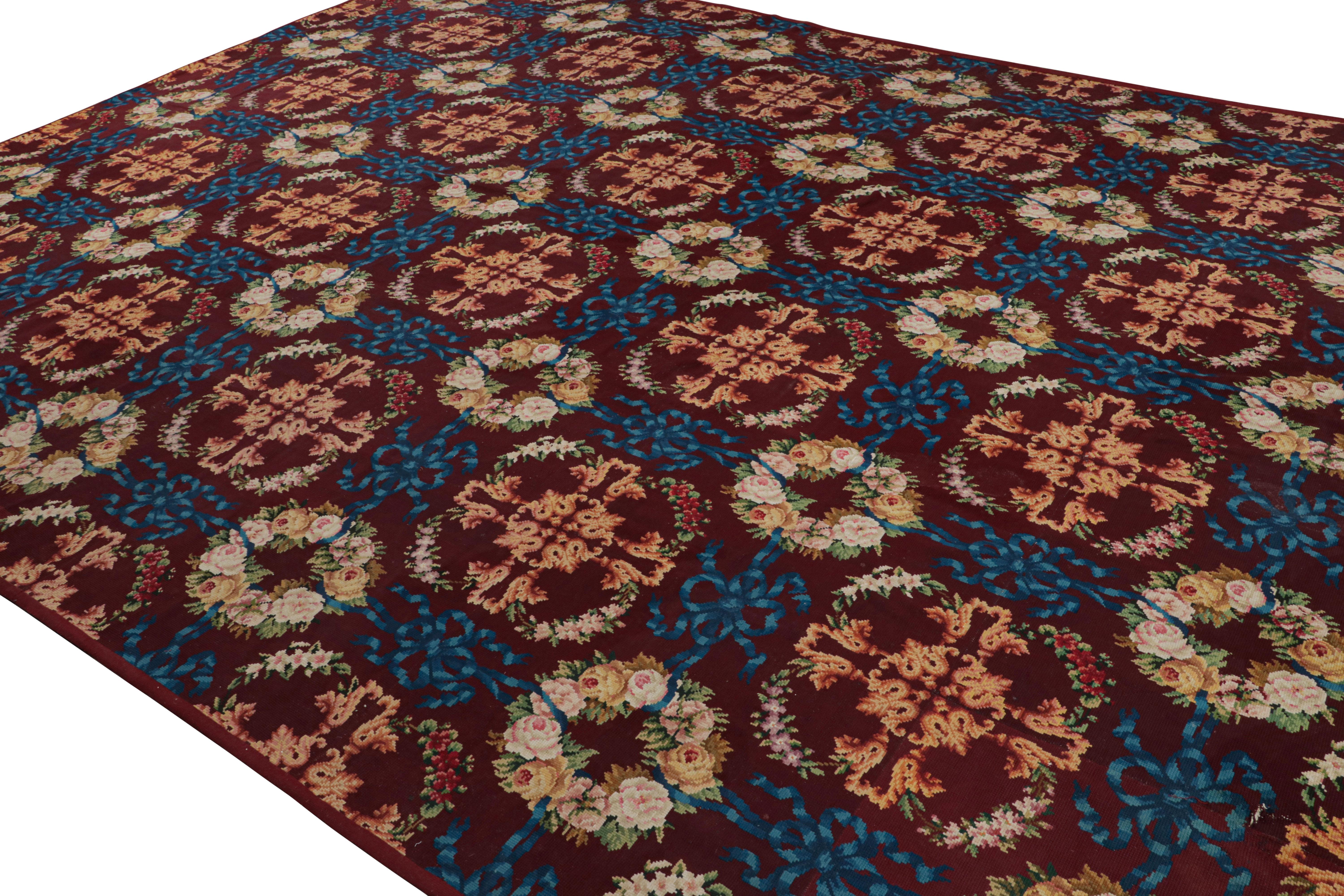 Tissé à la main en laine, ce tapis à l'aiguille anglais antique 12x16 provient d'Angleterre vers 1920-1930 et présente une répétition de motifs floraux. 

Sur le Design : 

Pièce de transition par excellence, ce tapis à l'aiguille anglais ancien