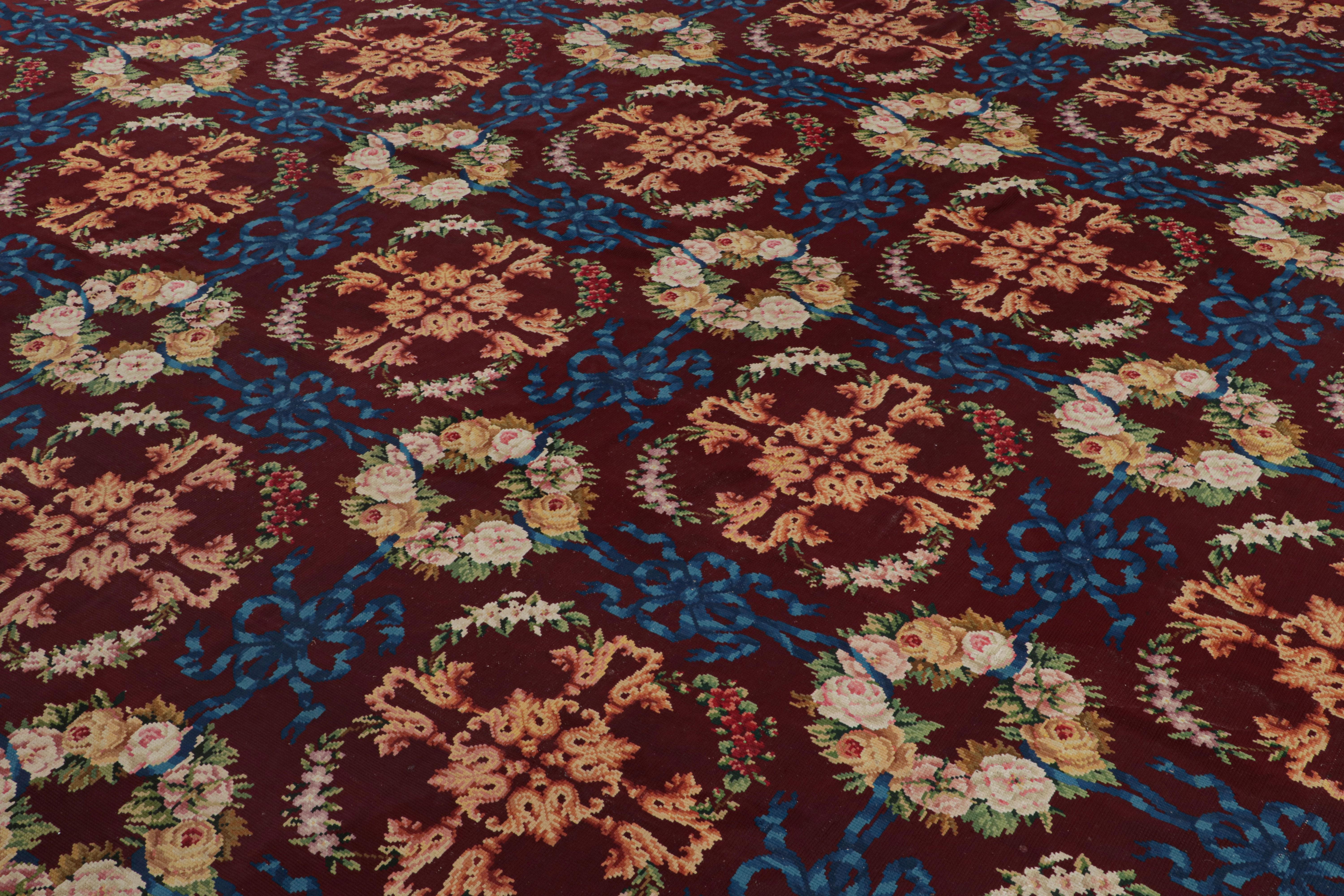Antiker englischer Nadelspitze-Teppich in Burgunderrot mit botanischen Botanicals (Handgewebt) im Angebot