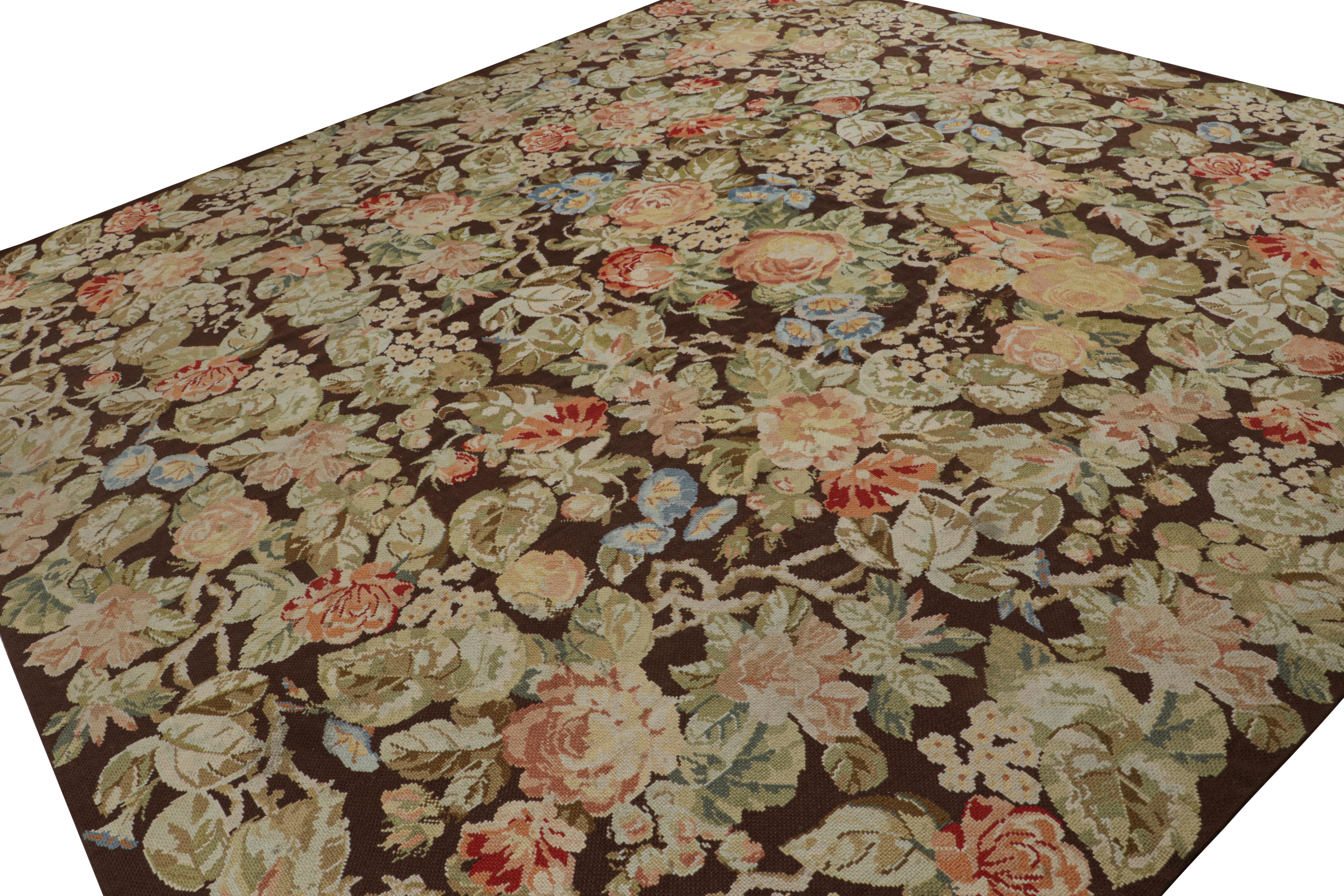 Tessuto a mano in lana, intorno al 1900-1920, questo raro tappeto quadrato antico inglese a punta d'ago 13x13 presenta un motivo all-over di motivi floreali botanici che pullulano di vita e colore. 

Sul design: 

Gli intenditori ammireranno il