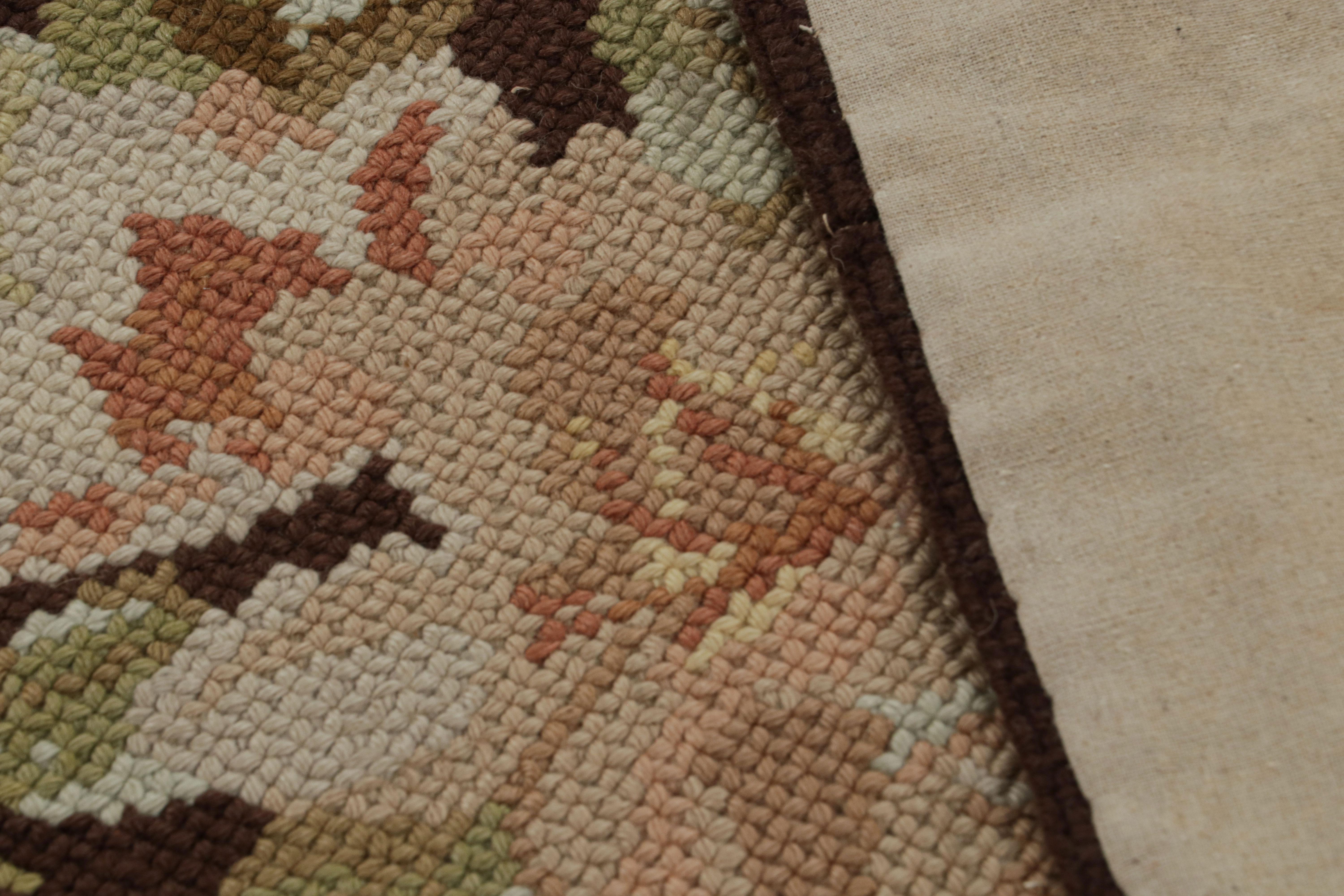 Antico tappeto quadrato inglese a punta d'ago con motivo floreale, da Rug & Kilim In condizioni buone in vendita a Long Island City, NY