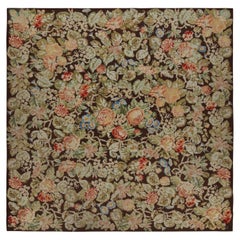 Antico tappeto quadrato inglese a punta d'ago con motivo floreale, da Rug & Kilim