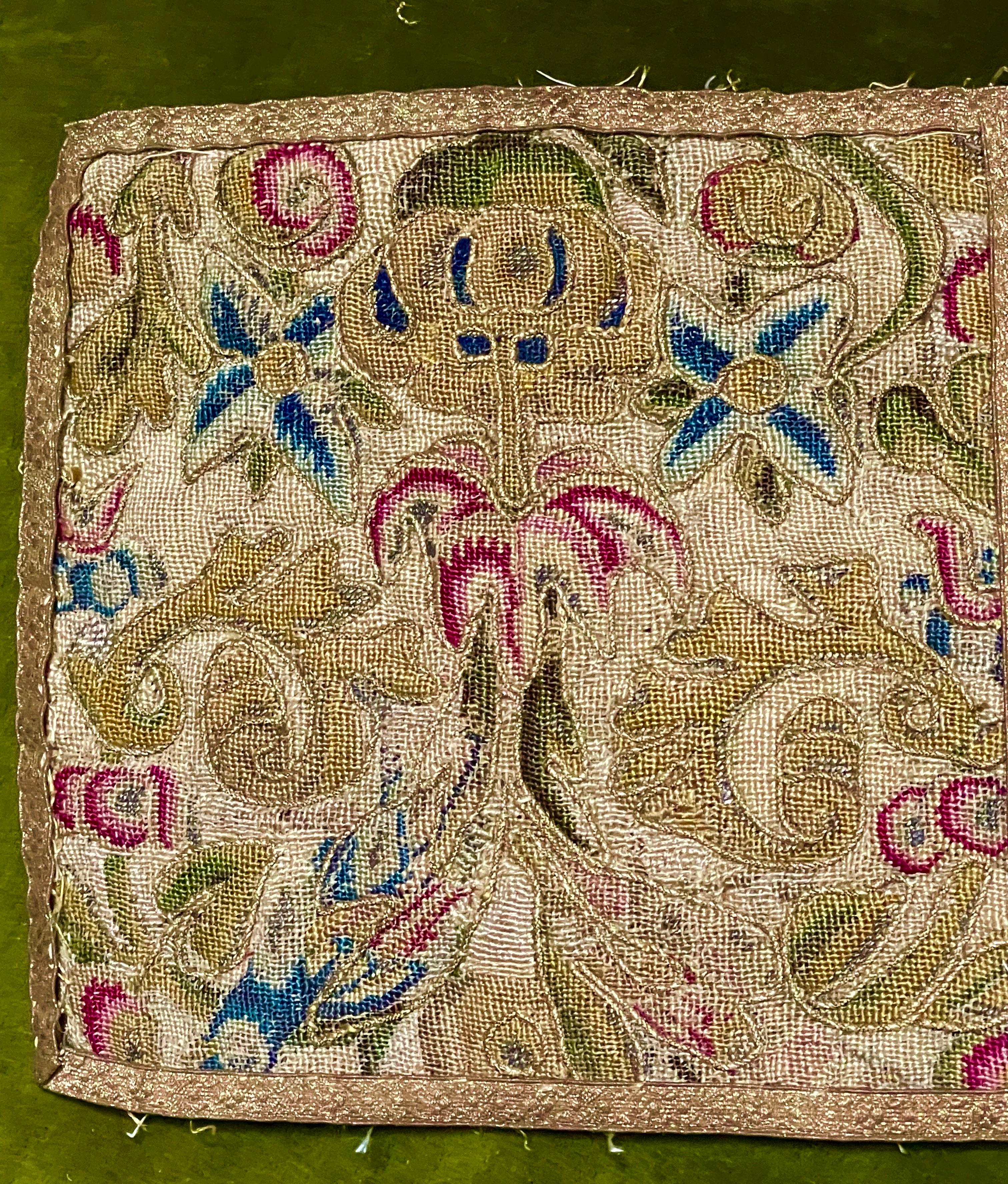 

Bellissimo pannello inglese lavorato ad ago

Risale all'inizio del XVII secolo, circa al 1620.

L'intera superficie è lavorata in modo intricato  minuscolo  punti di seta.

È difficile catturare la bellezza con la mia fotocamera.  Ogni fiore,