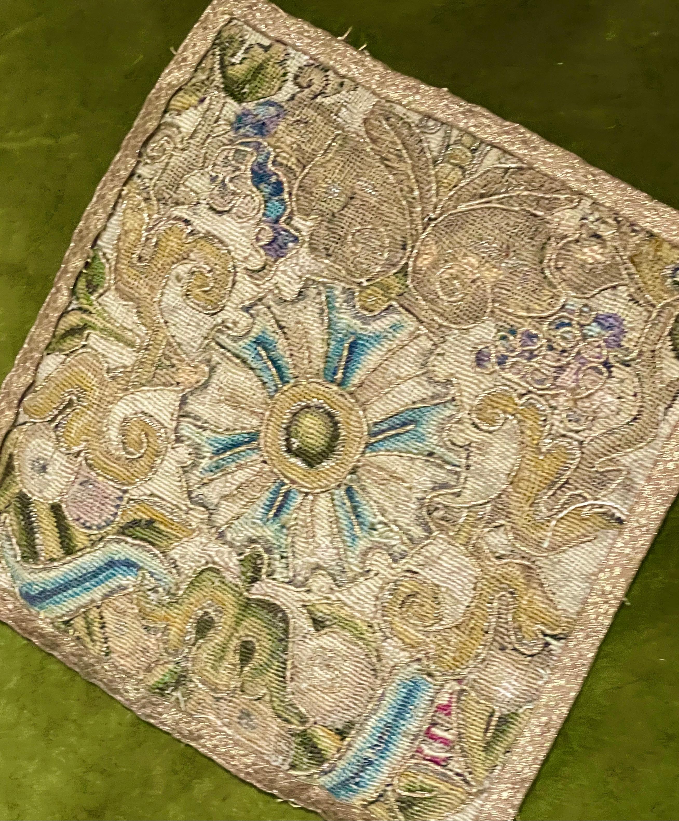 

Magnifique panneau de broderie anglaise

Datant du début du 17ème siècle Circa 1620

Toute la surface a été travaillée de manière complexe  minuscule  points de soie.

Difficile de capturer la beauté sur mon appareil photo.  Chaque fleur, feuille,