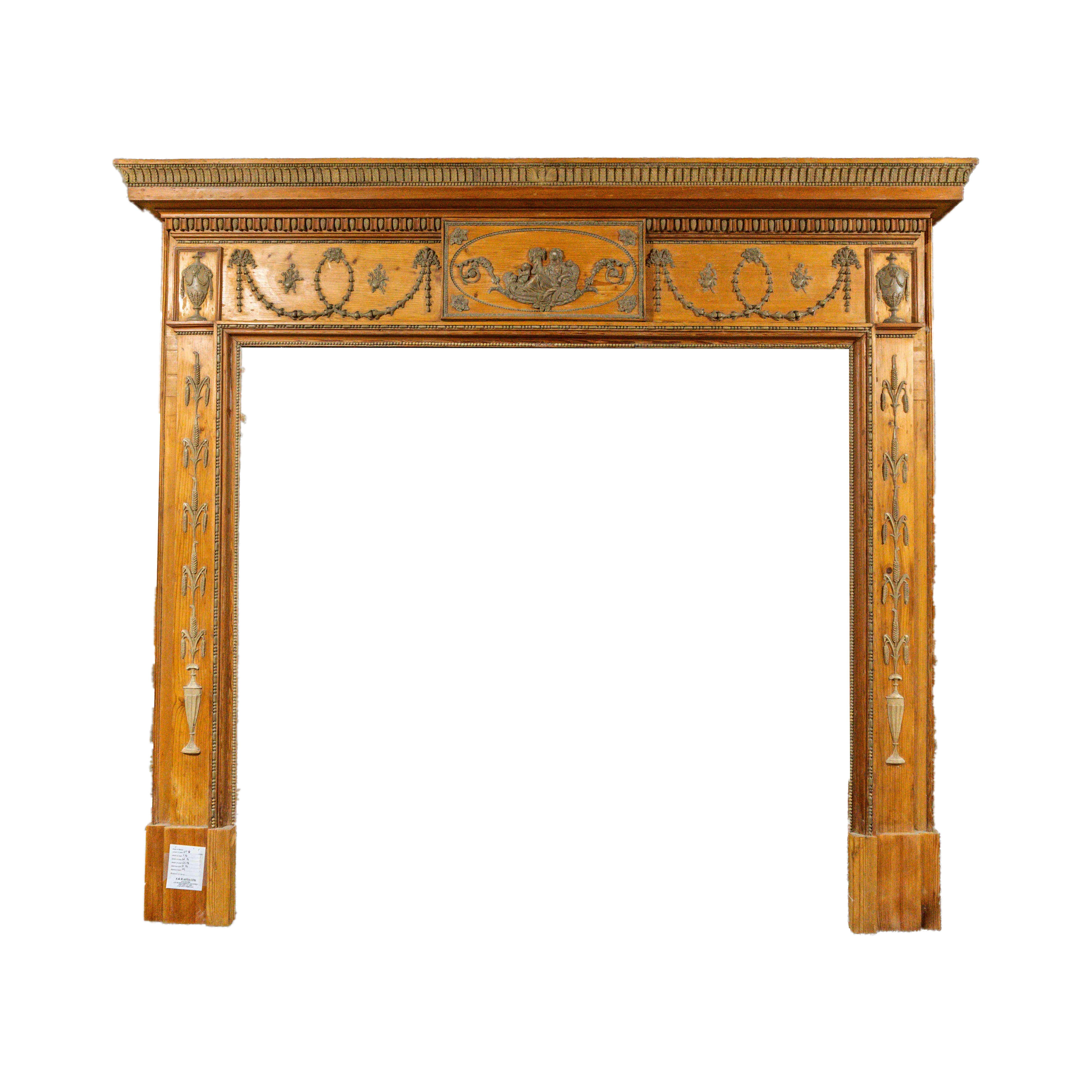 Ejemplo sobresaliente de refinada artesanía inglesa, esta antigua repisa de chimenea data de finales del siglo XVIII, hacia 1780-1795, y encarna la grácil simetría y la inspiración clásica del periodo neoclásico georgiano. Elaborada en pino tallado