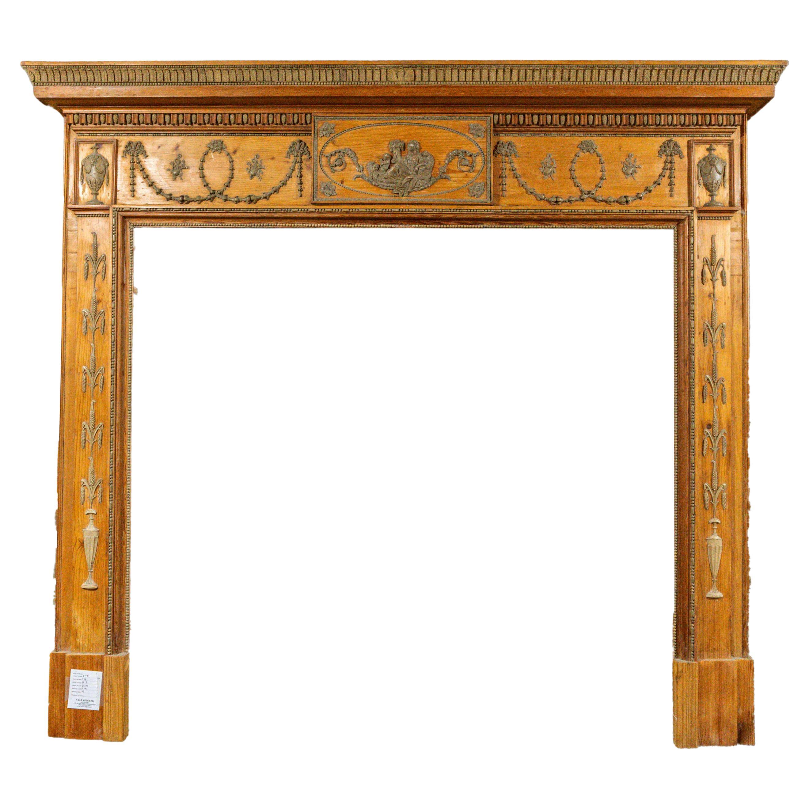 Antigua repisa de chimenea neoclásica inglesa de pino y gesso en venta